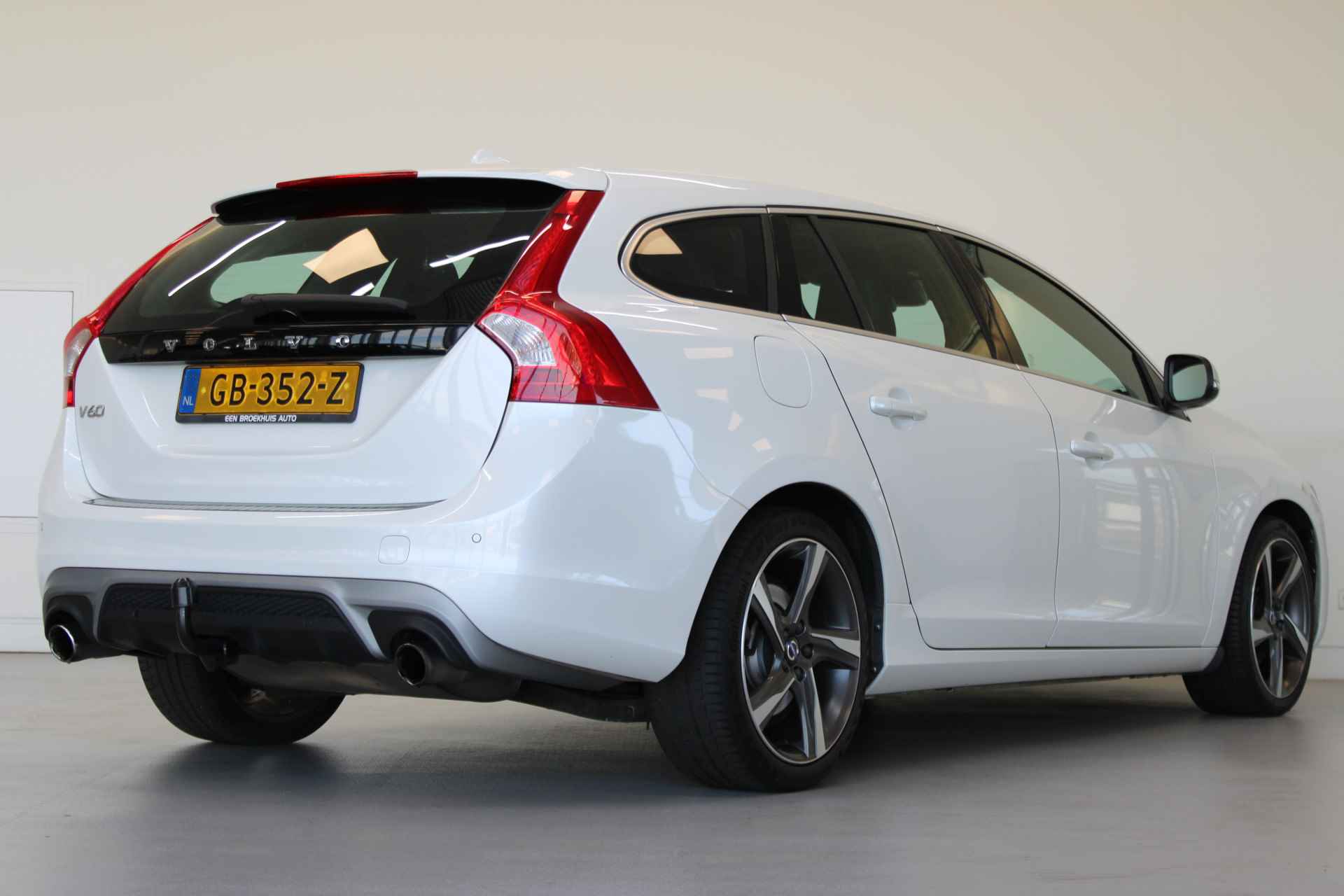 Volvo V60 T3 180PK Automaat R-Design | Trekhaak | Polestar | Navigatie | 18'' LMV | Park Assist V+A - 3/43