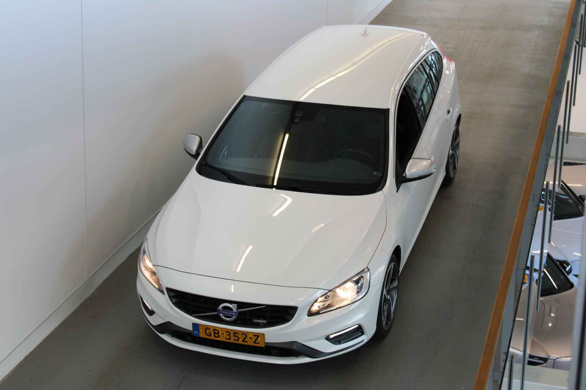 Volvo V60 T3 180PK Automaat R-Design | Trekhaak | Polestar | Navigatie | 18'' LMV | Park Assist V+A - 10/43