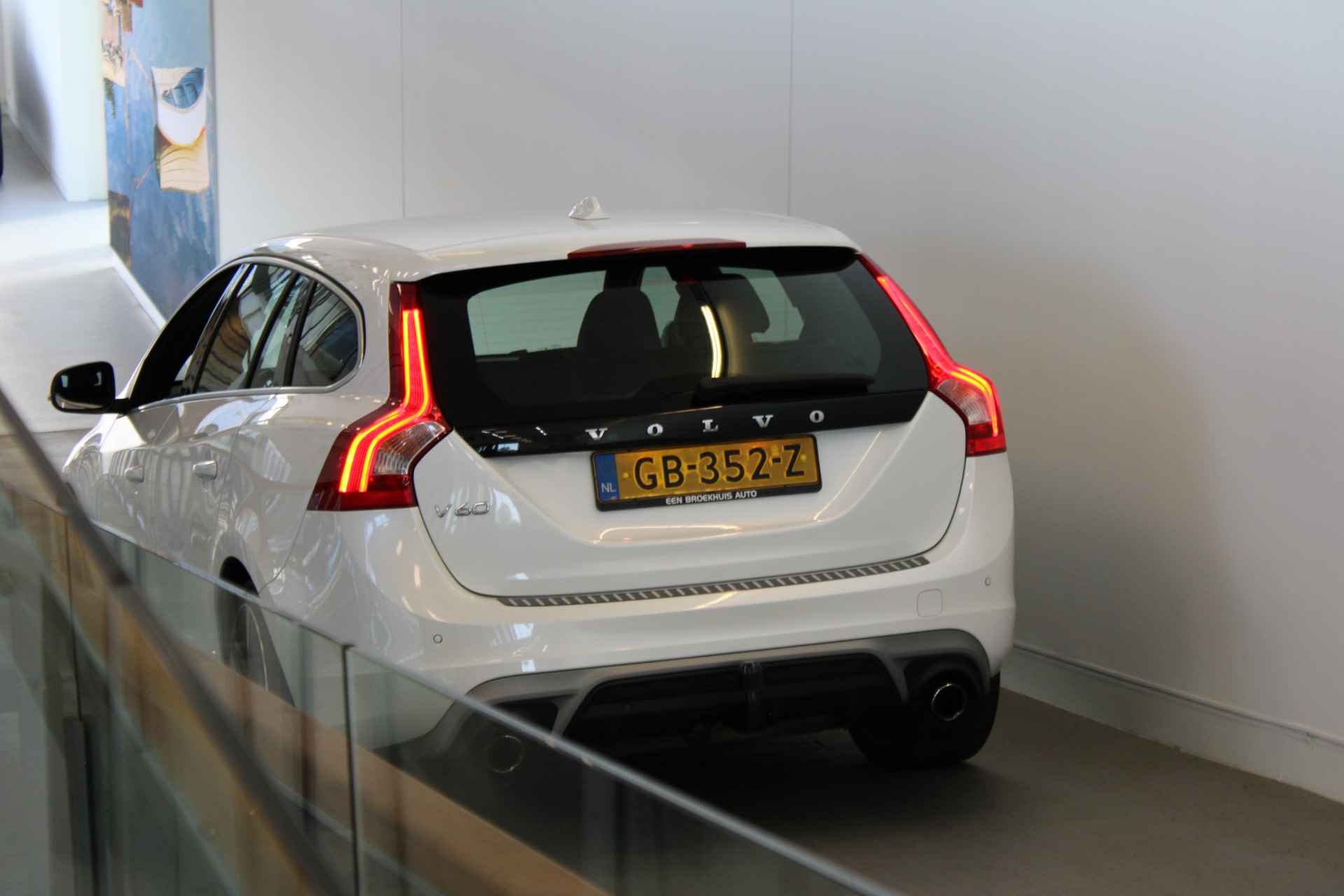 Volvo V60 T3 180PK Automaat R-Design | Trekhaak | Polestar | Navigatie | 18'' LMV | Park Assist V+A - 42/43