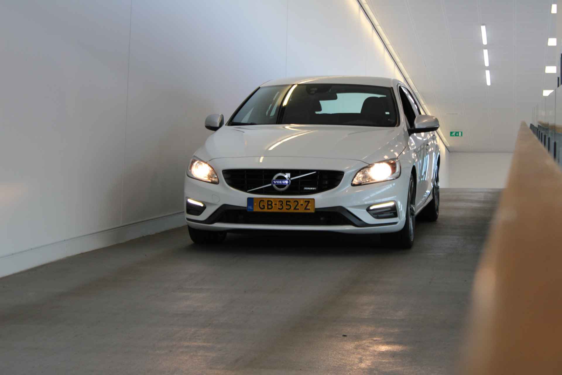 Volvo V60 T3 180PK Automaat R-Design | Trekhaak | Polestar | Navigatie | 18'' LMV | Park Assist V+A - 43/43