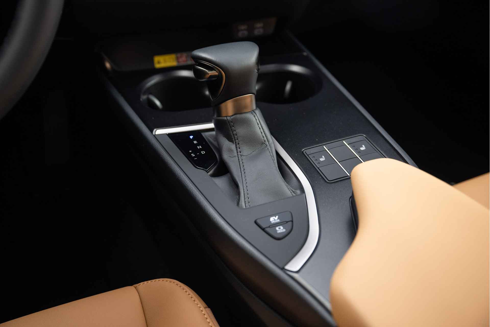 Lexus UX 250h F Sport Design | Schuif-Kanteldak | Voorstoelen verwarmd | Apple Carplay | - 9/47