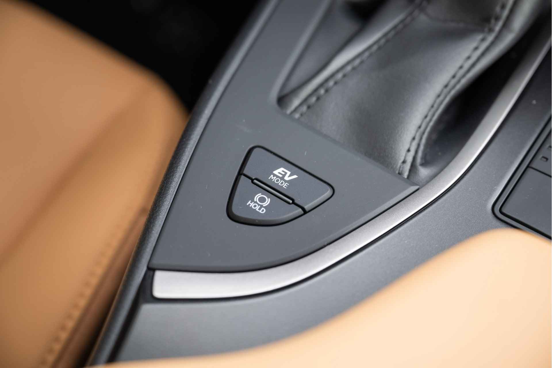 Lexus UX 250h F Sport Design | Schuif-Kanteldak | Voorstoelen verwarmd | Apple Carplay | - 30/47