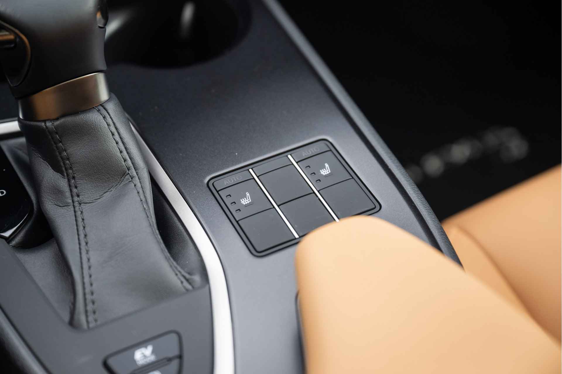 Lexus UX 250h F Sport Design | Schuif-Kanteldak | Voorstoelen verwarmd | Apple Carplay | - 31/47