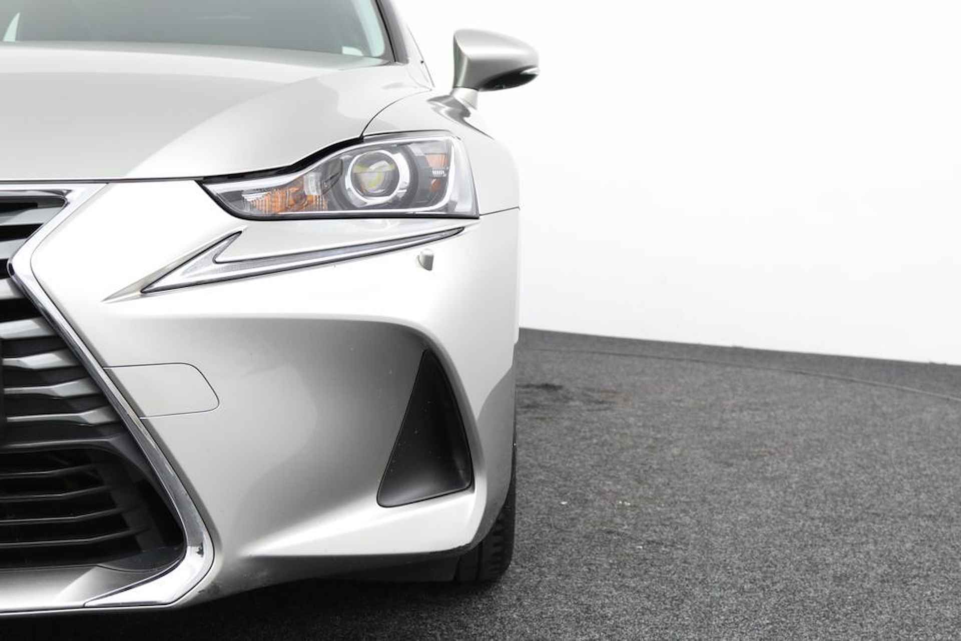 Lexus IS 300h Hybrid Business Line | Stoelverwarming | Regensensor | Achteruitrijcamera - 33/42