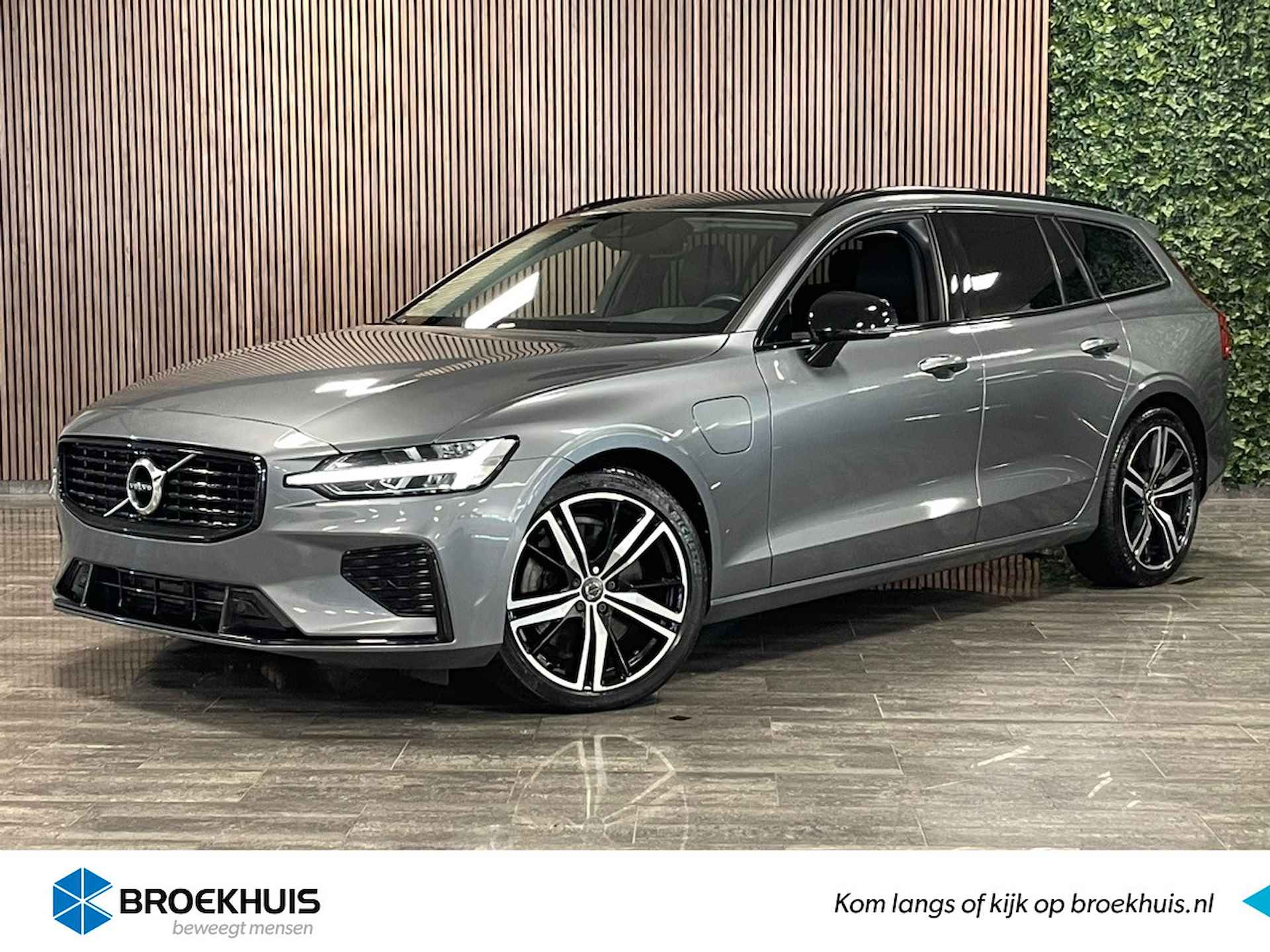 Volvo V60 T6 AWD Recharge R-Design | Adaptieve Cruise Control | Stoelverwarming voor+achter | Stuurwielverwarming | 19 Inch | Standkachel