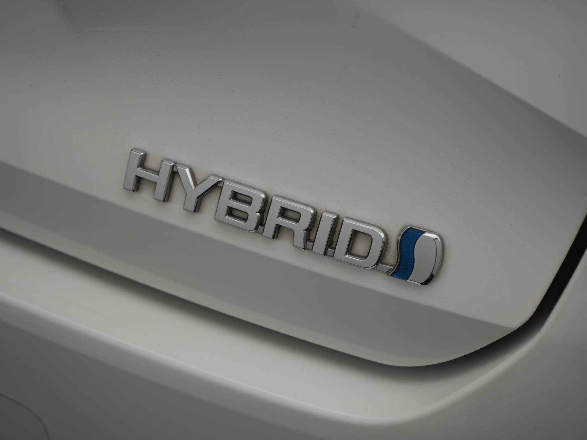Toyota Corolla Touring Sports 1.8 Hybrid Business Plus - All seasonbanden - Automaat - Hybride - 25/27