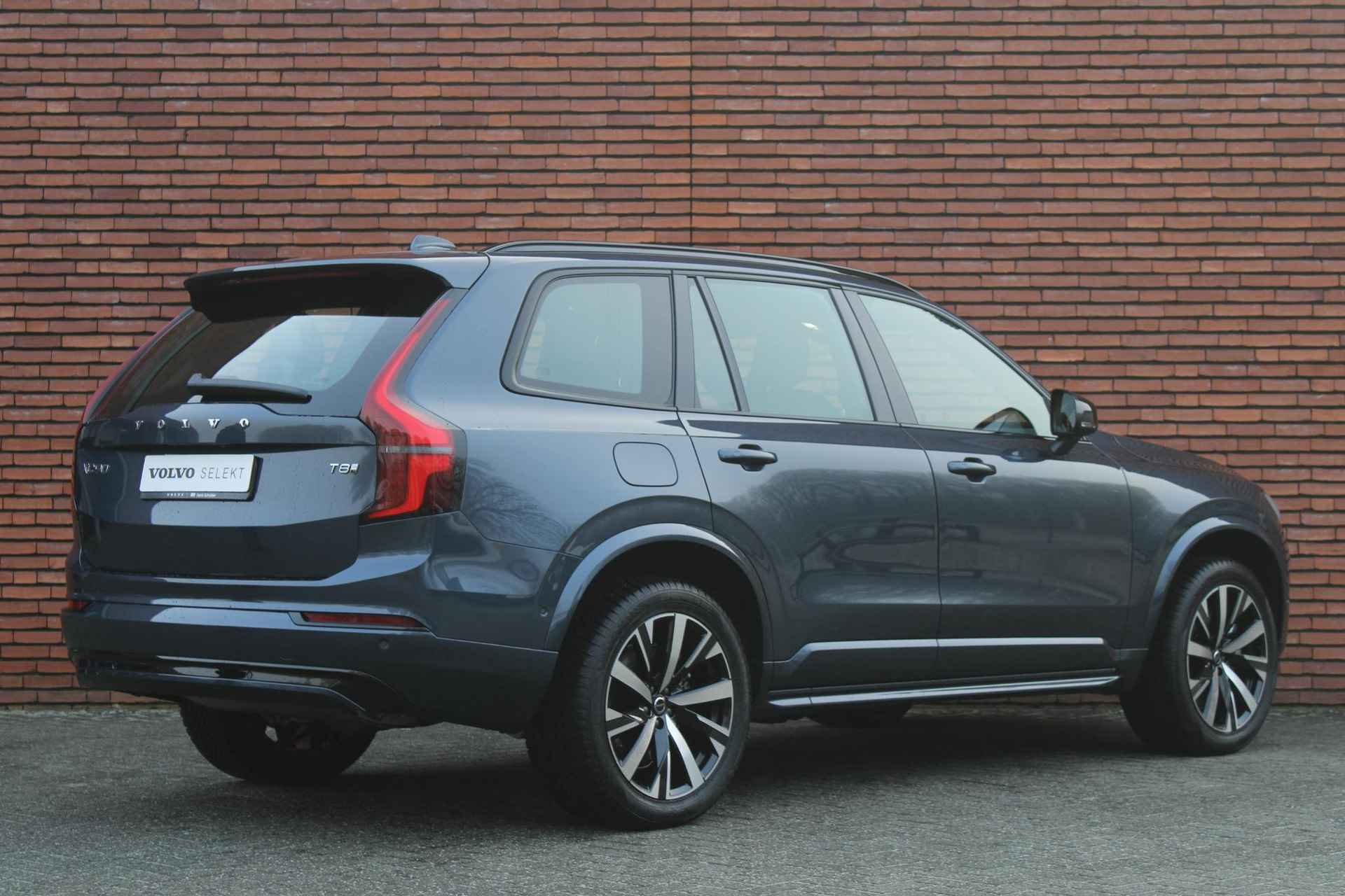 Volvo XC90 T8 Plug-in hybrid AWD Ultra Dark Facelift!, 360 graden camera, Harman & Kardon audiosysteem, Adaptive cruise control, Panoramisch dak, Head-up display, Lichtmetalen velgen 21'' - 2/26