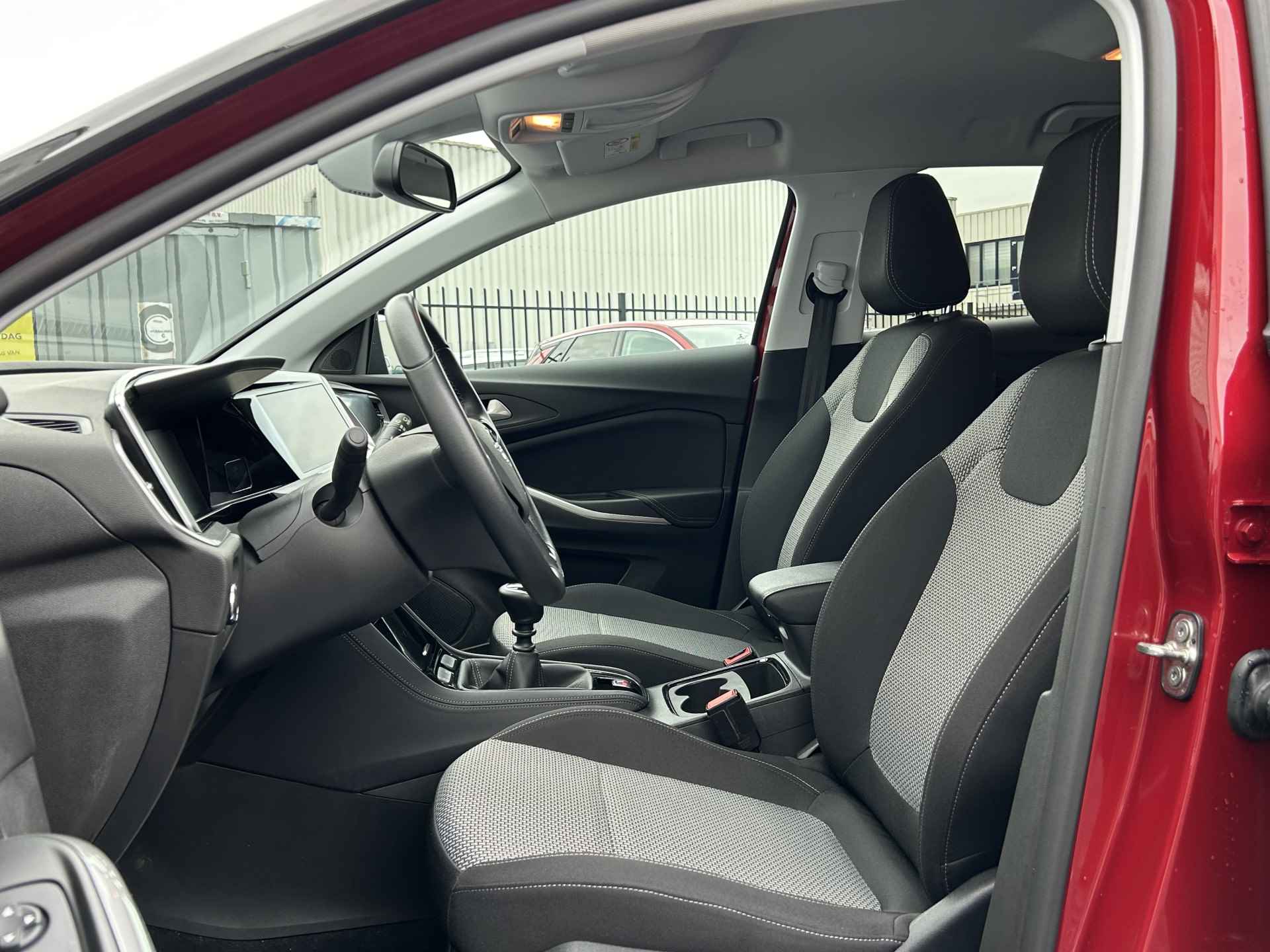 Opel Grandland 1.2 Turbo 130PK GS Line handgeschakeld | Navigatie | Parkeercamera | Parkeersensoren voor + achter | Apple Carplay/Android Auto | Climate control | Grootlicht assistent | - 11/28