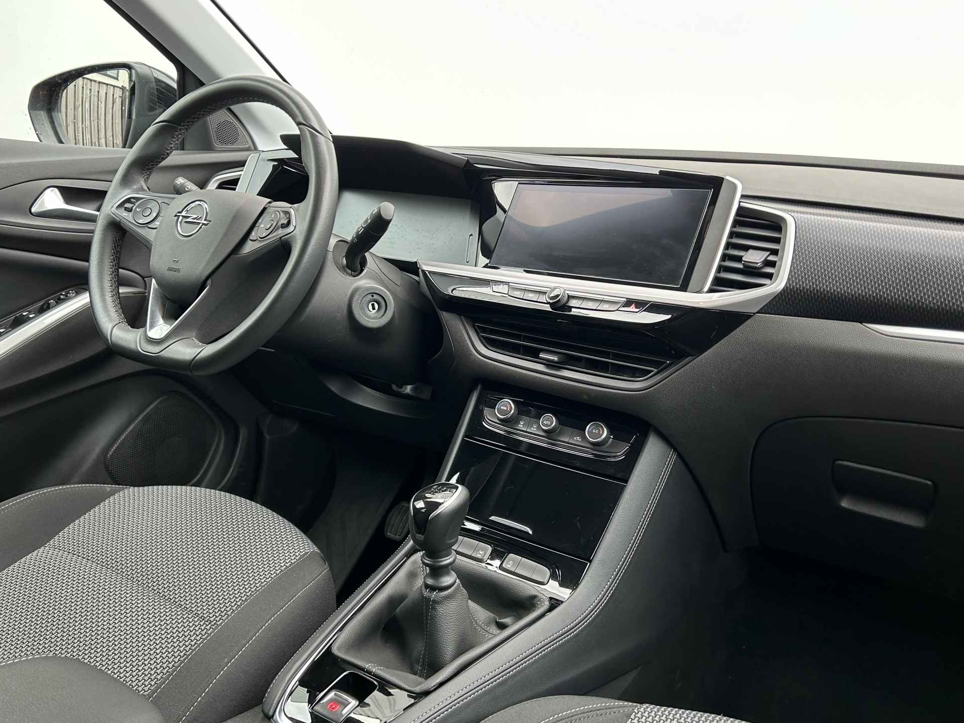 Opel Grandland 1.2 Turbo 130PK GS Line handgeschakeld | Navigatie | Parkeercamera | Parkeersensoren voor + achter | Apple Carplay/Android Auto | Climate control | Grootlicht assistent | - 15/28