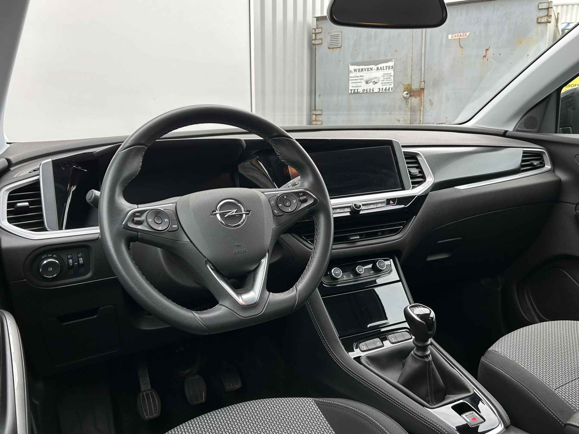 Opel Grandland 1.2 Turbo 130PK GS Line handgeschakeld | Navigatie | Parkeercamera | Parkeersensoren voor + achter | Apple Carplay/Android Auto | Climate control | Grootlicht assistent | - 16/28