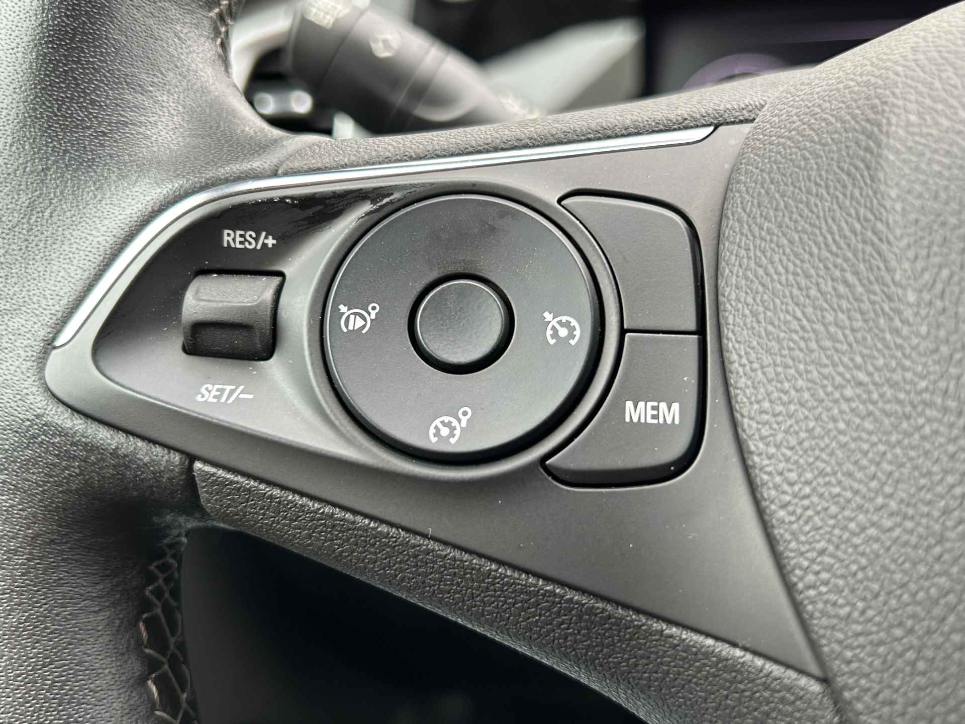Opel Grandland 1.2 Turbo 130PK GS Line handgeschakeld | Navigatie | Parkeercamera | Parkeersensoren voor + achter | Apple Carplay/Android Auto | Climate control | Grootlicht assistent | - 25/28