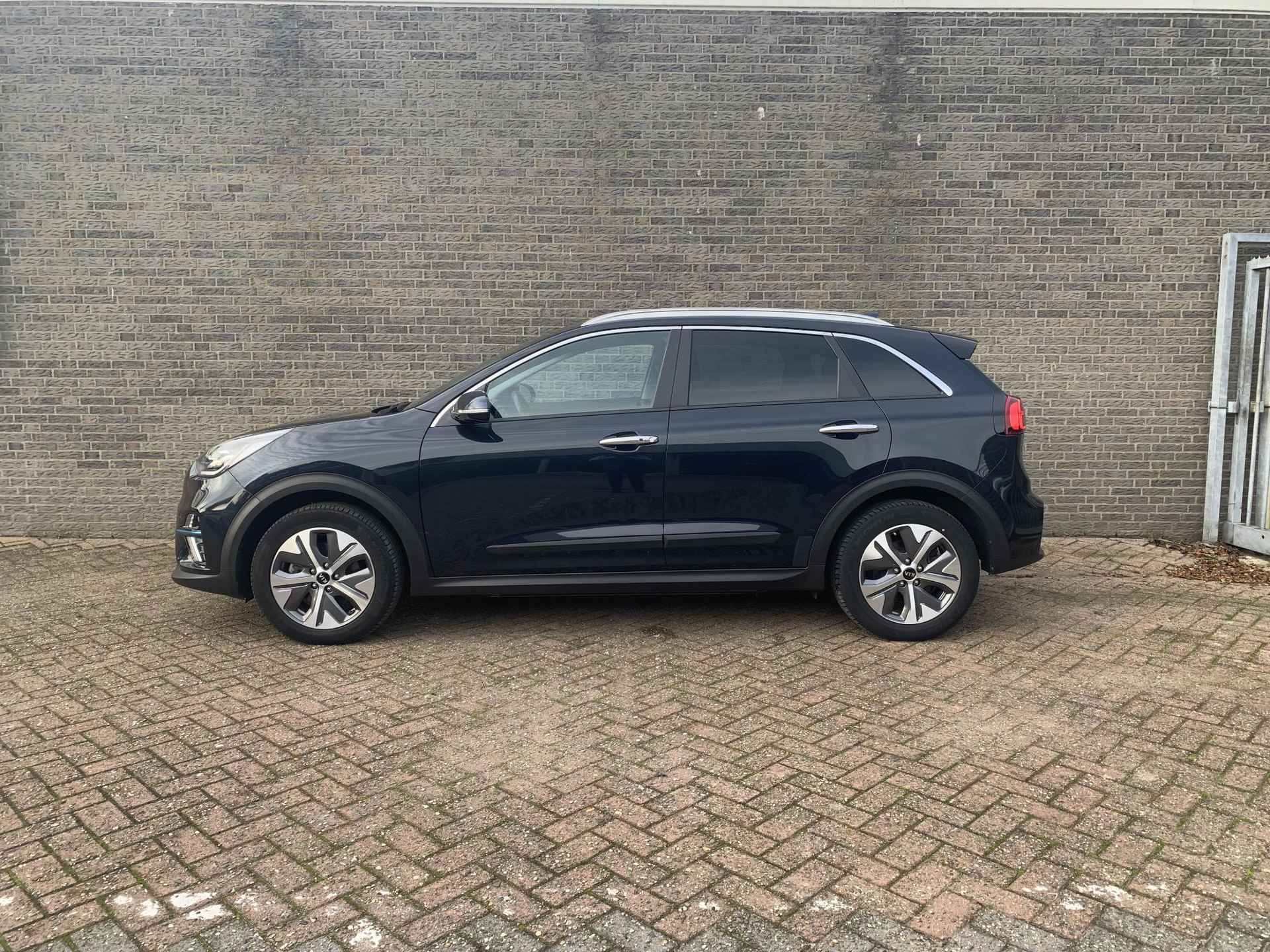 Kia Niro DynamicPlusLine 64 kWh 3-Fase | Open Dak | Navi | Camera | Stoel/Stuurverw. | PDC V+A | LMV 17 inch | BTW Auto - 2/24