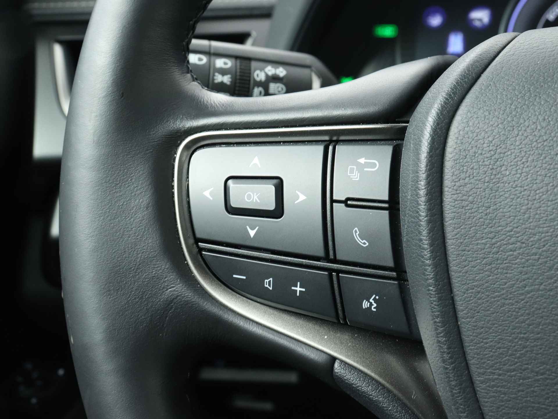 Lexus UX 250h F Sport Design | Leer | Stoelverwarming | Apple CarPlay / Android Auto | - 18/42