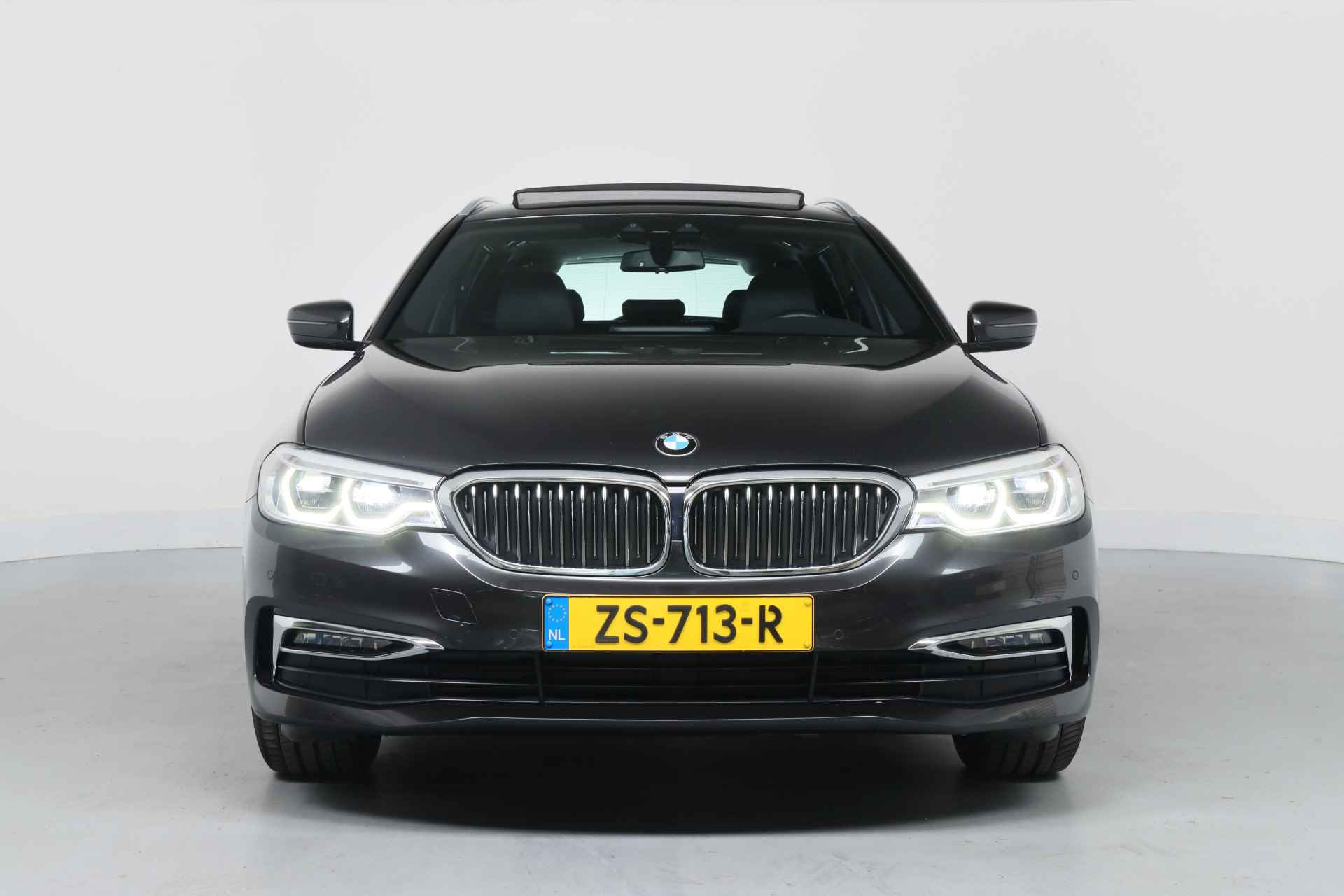 BMW 5 Serie Touring 520i High Executive Luxury Line | Panoramadak | Trekhaak Wegklapbaar | Elektr Stoel + Mem | Leder | Led | Elektr achterk - 2/57