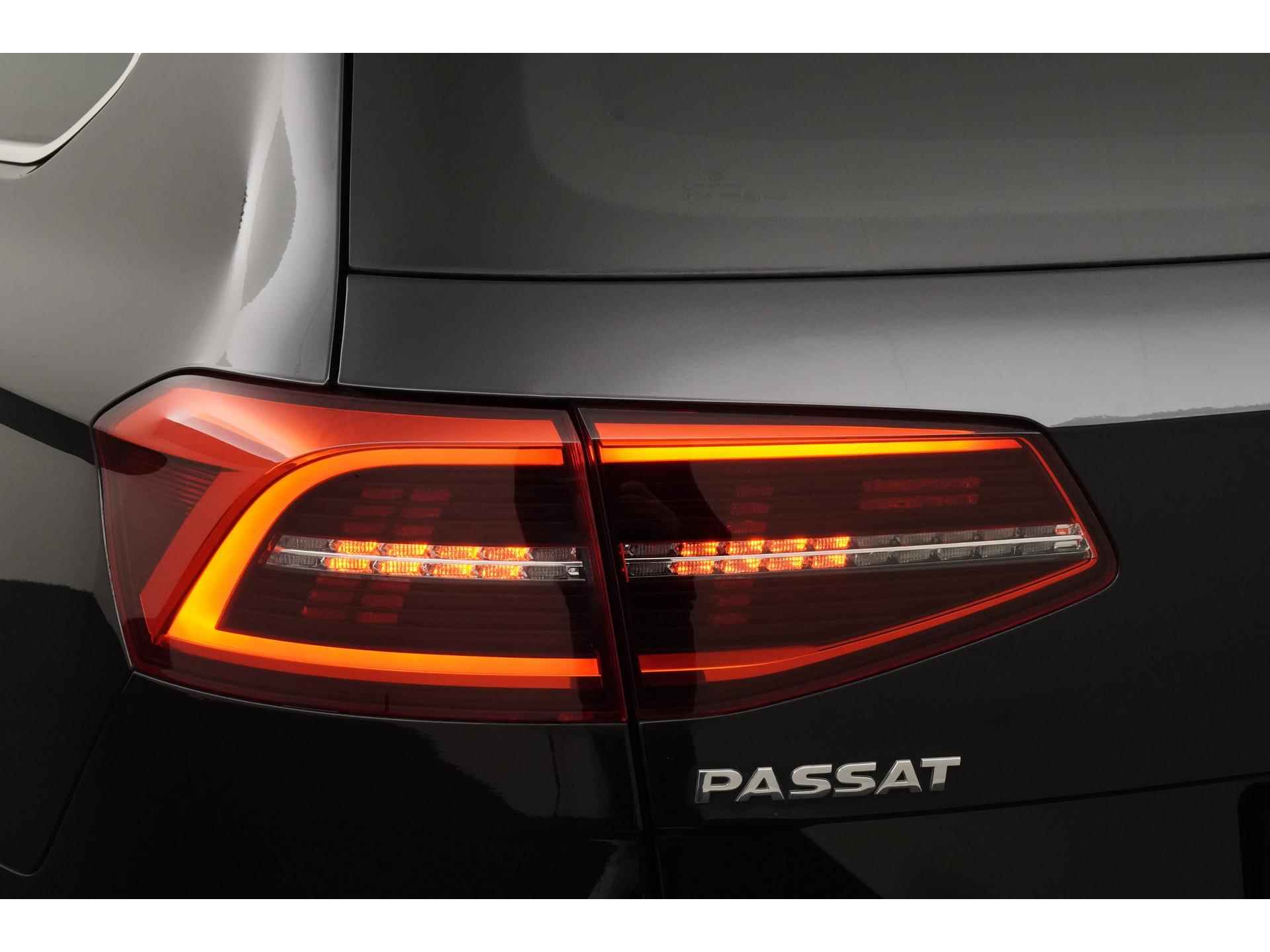 Volkswagen Passat Variant 1.5 TSI Highline DSG | Digital Cockpit | Panoramadak | Trekhaak | Zondag Open! - 25/47