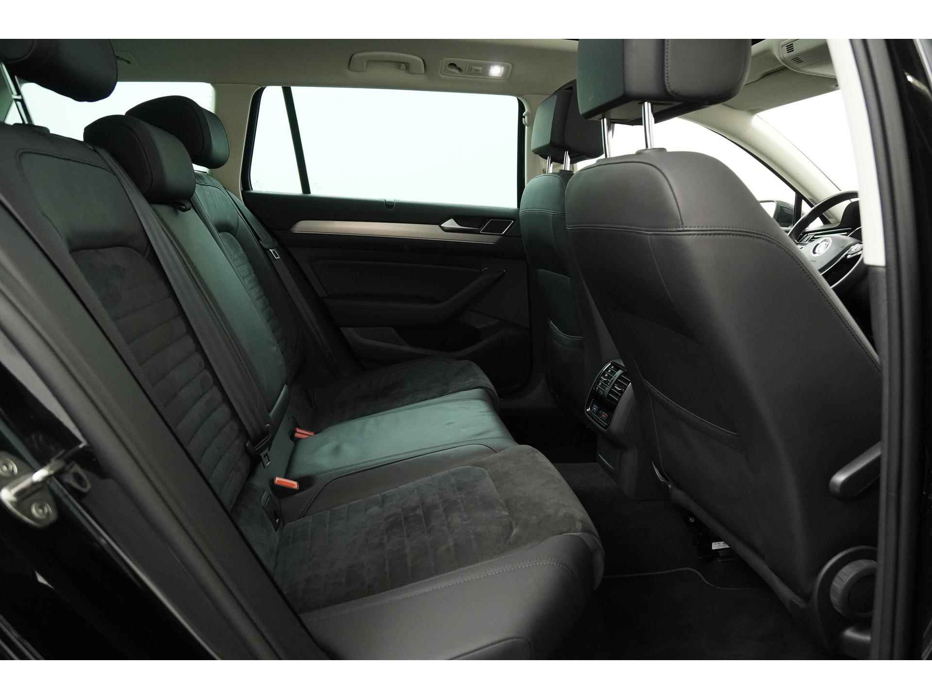 Volkswagen Passat Variant 1.5 TSI Highline DSG | Digital Cockpit | Panoramadak | Trekhaak | Zondag Open! - 28/47