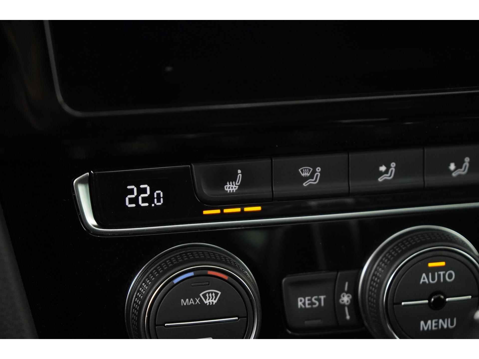 Volkswagen Passat Variant 1.5 TSI Highline DSG | Digital Cockpit | Panoramadak | Trekhaak | Zondag Open! - 39/47