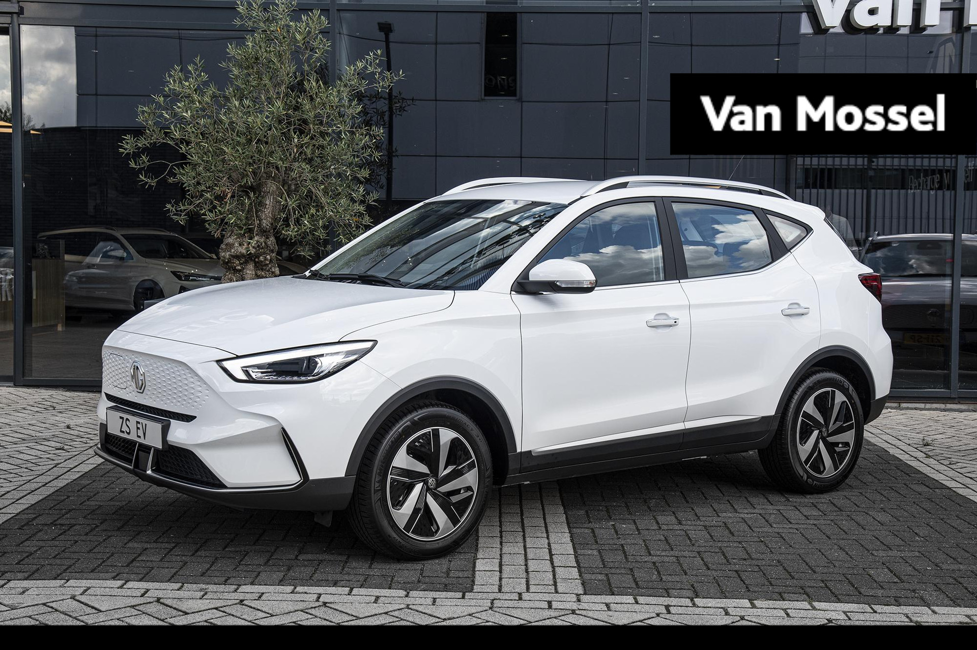 MG ZS EV Long Range Luxury 70 kWh | Mega PreReg Korting | Subsidie €2.000,- | Panoramadak | 360 CAM | ECC