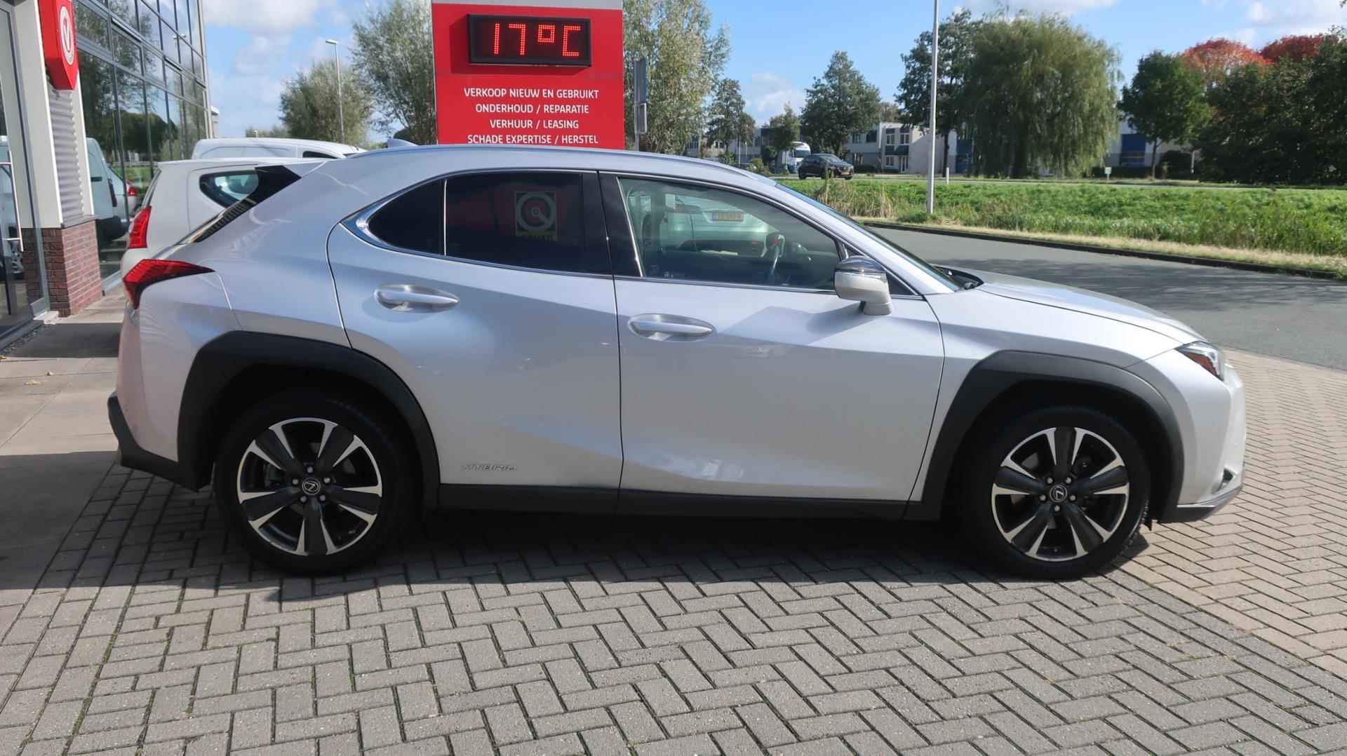 Lexus UX 250h Business Line - 2/37