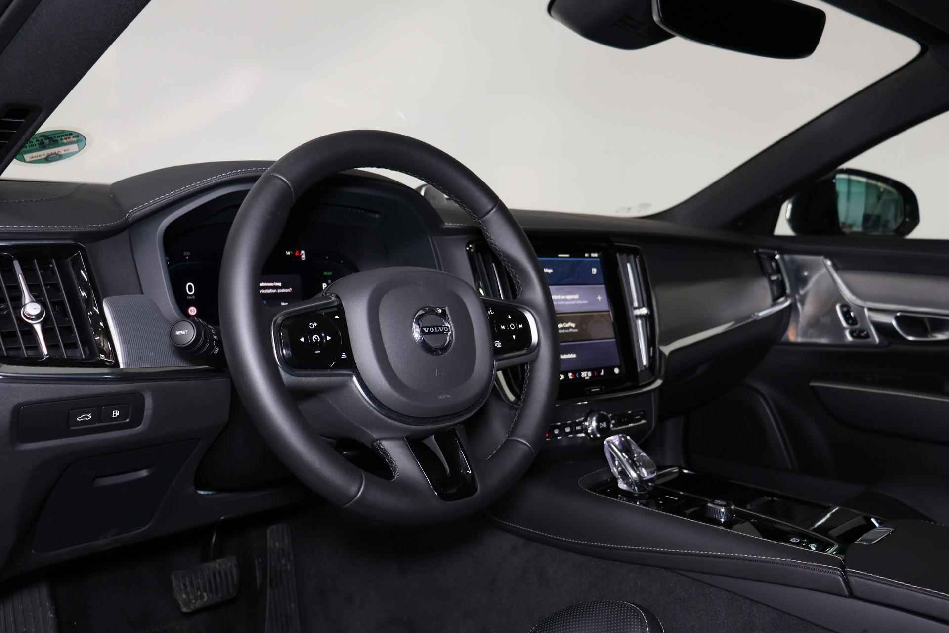 Volvo S90 T8 AWD Ultimate Dark - LONG RANGE - Luchtvering - Schuif/kanteldak - IntelliSafe Assist & Surround - 360º Camera - Bowers & Wilkins audio - Verwarmde voorstoelen, stuur & achterbank - Parkeersensoren voor & achter - Elektr. bedienb. voorstoelen met geheugen - Head up display - Extra getint glas - 20' LMV - 21/27