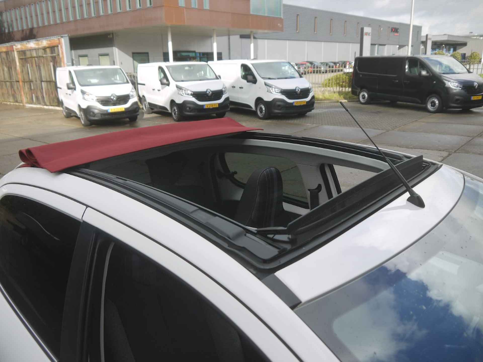 Peugeot 108 1.0 e-VTi Allure TOP! Cabrio NL-Auto!! Climate I Camera I Key-less -- A.S. ZONDAG GEOPEND VAN 11.00 T/M 15.30 -- - 29/36