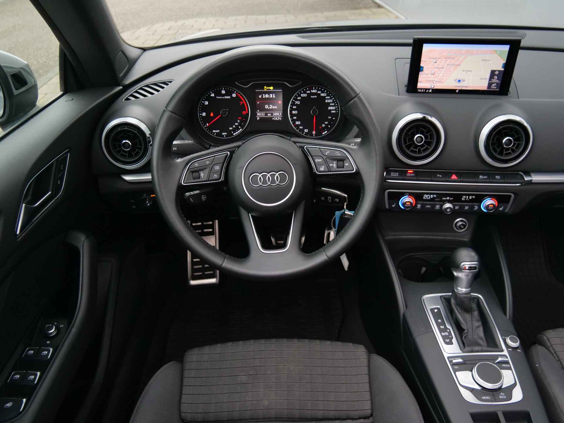 Audi A3 Cabriolet 1.5 TFSI 150pk CoD Sport S Line Edition Automaat LED / Camera / Navigatie - 10/38