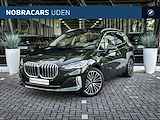 BMW 2 Serie Active Tourer 220i High Executive Luxury Line Automaat / Panoramadak / Trekhaak / Sportstoelen / Adaptieve LED / Harman Kardon / Parking Assistant / Verwarmd stuurwiel