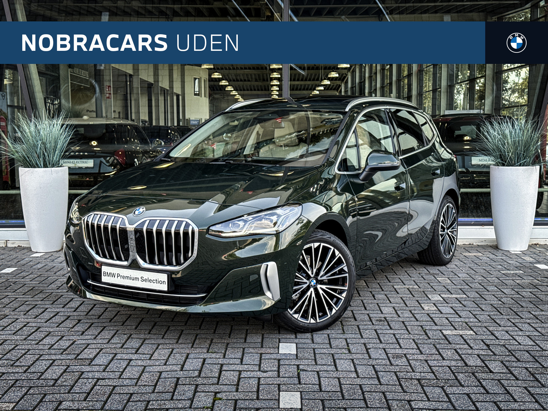 BMW 2 Serie Active Tourer 220i High Executive Luxury Line Automaat / Panoramadak / Trekhaak / Sportstoelen / Adaptieve LED / Harman Kardon / Parking Assistant / Verwarmd stuurwiel