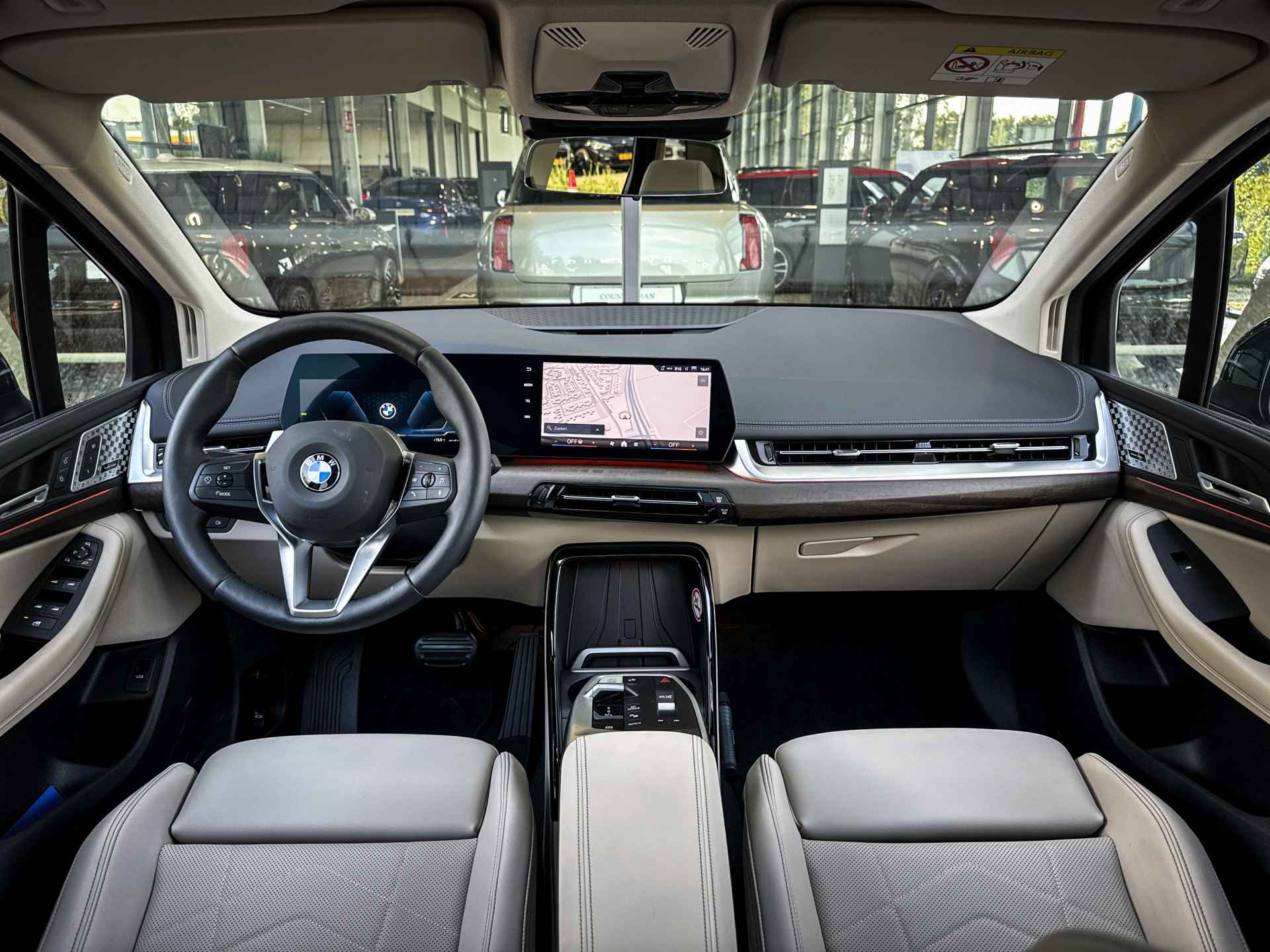 BMW 2 Serie Active Tourer 220i High Executive Luxury Line Automaat / Panoramadak / Trekhaak / Sportstoelen / Adaptieve LED / Harman Kardon / Parking Assistant / Verwarmd stuurwiel - 6/35