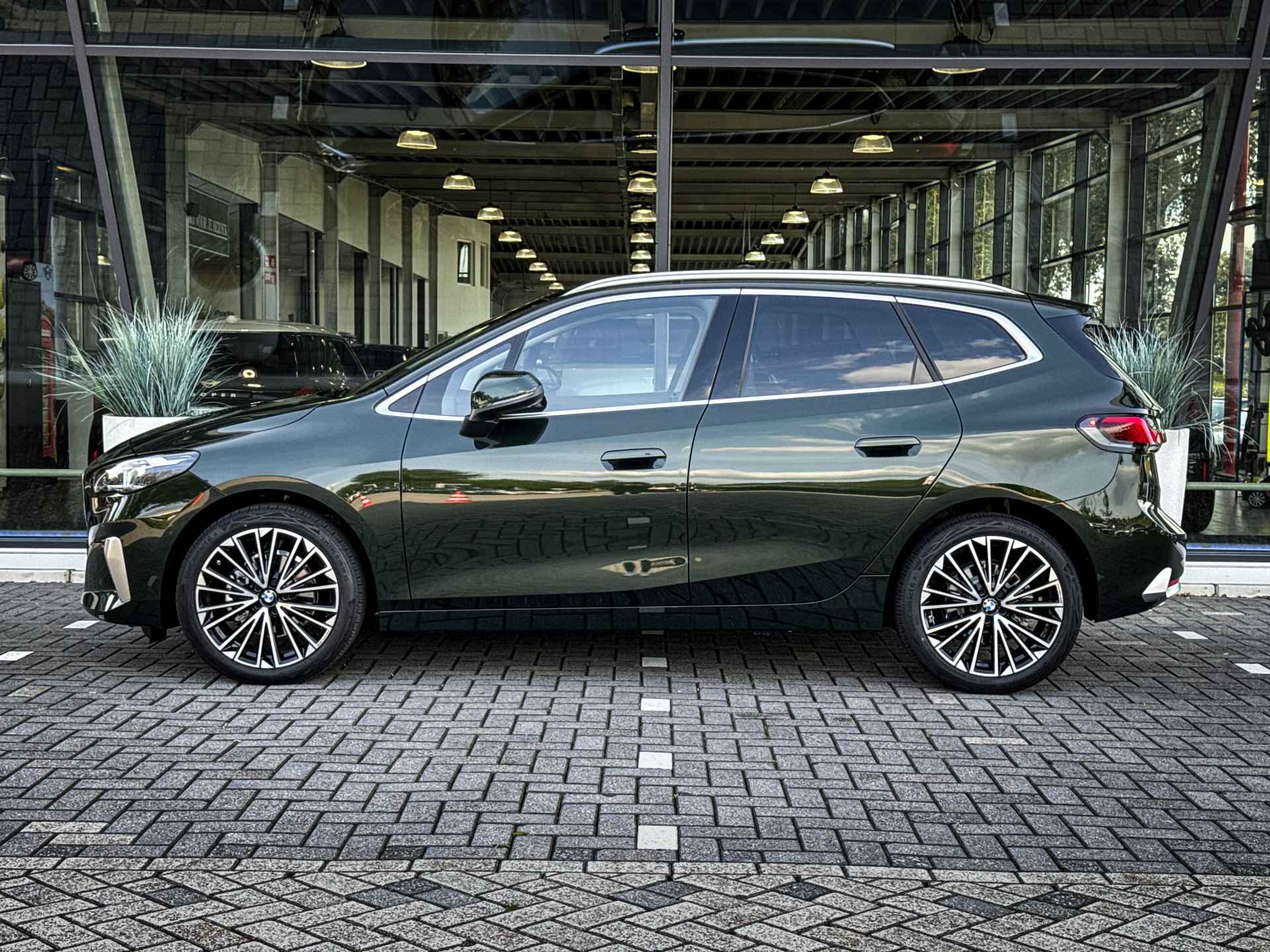 BMW 2 Serie Active Tourer 220i High Executive Luxury Line Automaat / Panoramadak / Trekhaak / Sportstoelen / Adaptieve LED / Harman Kardon / Parking Assistant / Verwarmd stuurwiel - 7/35