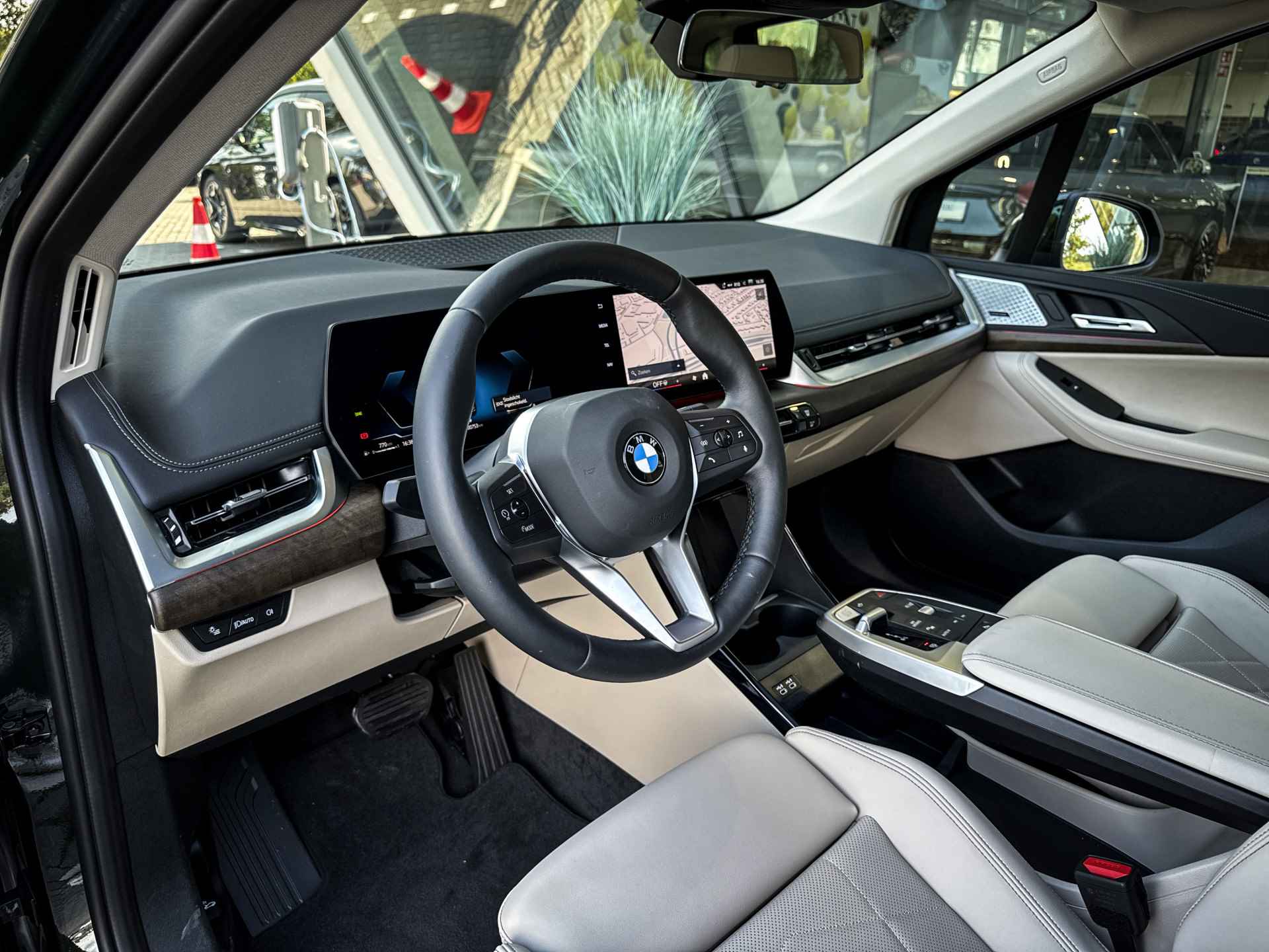 BMW 2 Serie Active Tourer 220i High Executive Luxury Line Automaat / Panoramadak / Trekhaak / Sportstoelen / Adaptieve LED / Harman Kardon / Parking Assistant / Verwarmd stuurwiel - 14/35