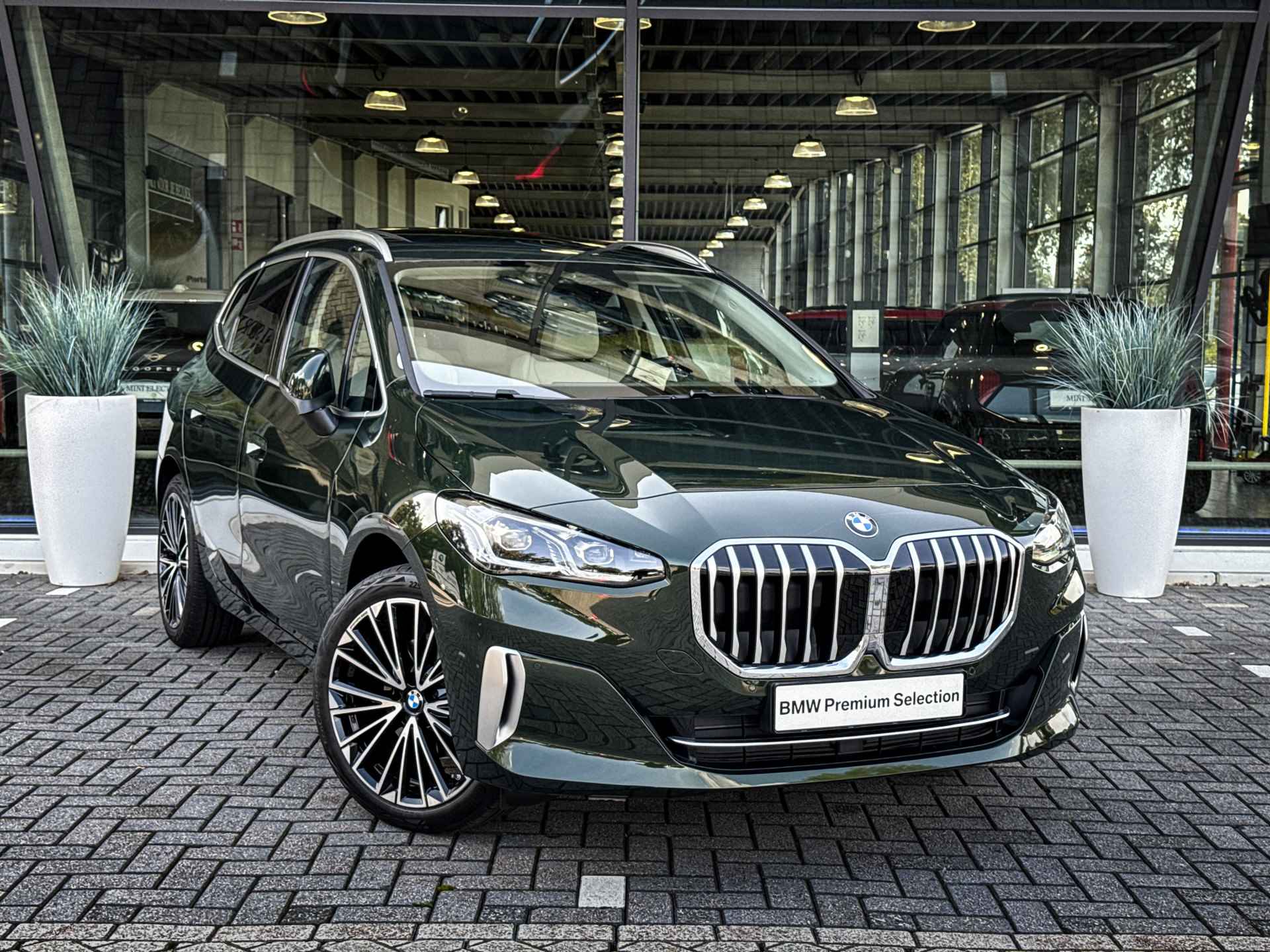 BMW 2 Serie Active Tourer 220i High Executive Luxury Line Automaat / Panoramadak / Trekhaak / Sportstoelen / Adaptieve LED / Harman Kardon / Parking Assistant / Verwarmd stuurwiel - 16/35