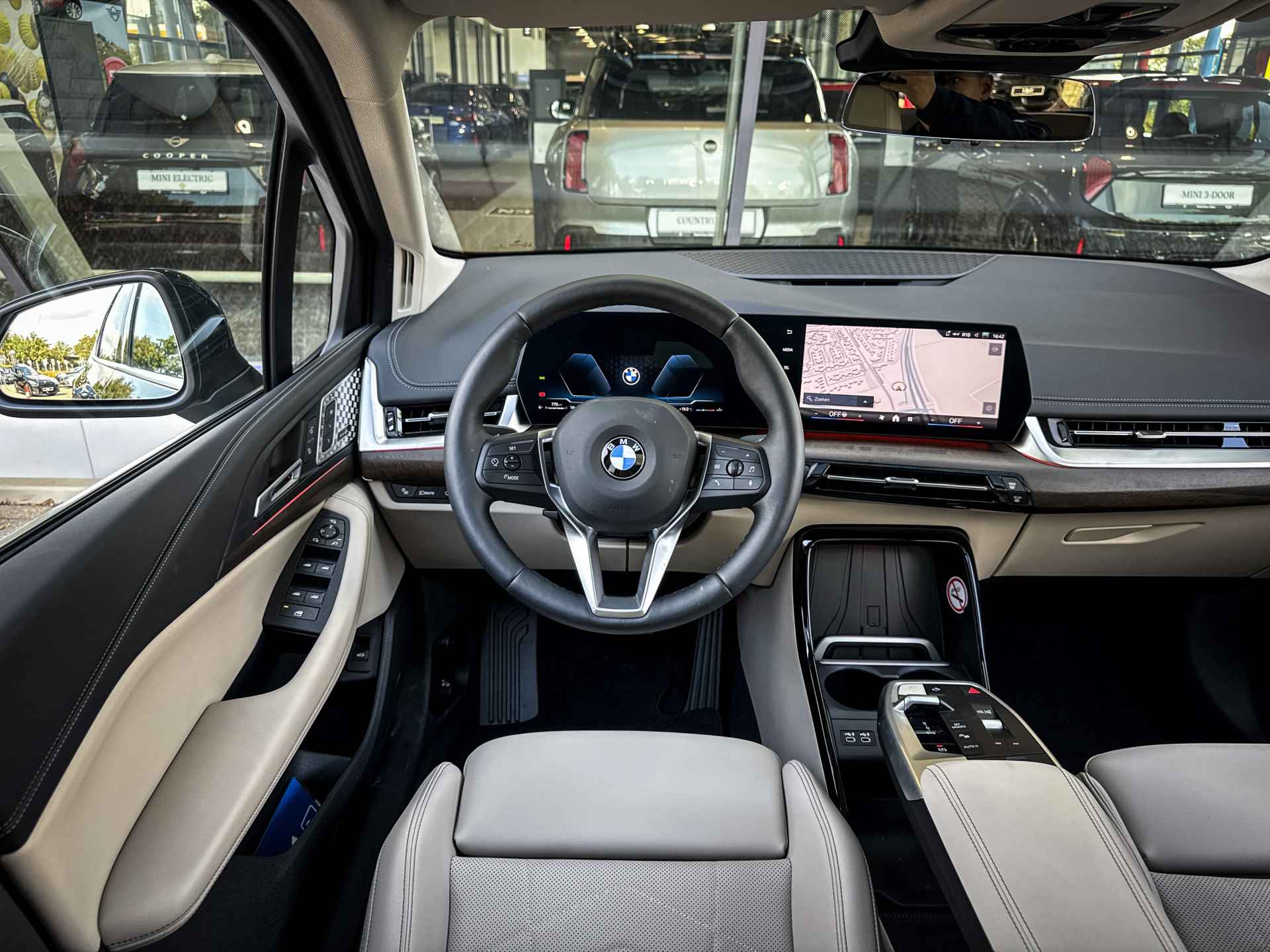 BMW 2 Serie Active Tourer 220i High Executive Luxury Line Automaat / Panoramadak / Trekhaak / Sportstoelen / Adaptieve LED / Harman Kardon / Parking Assistant / Verwarmd stuurwiel - 18/35