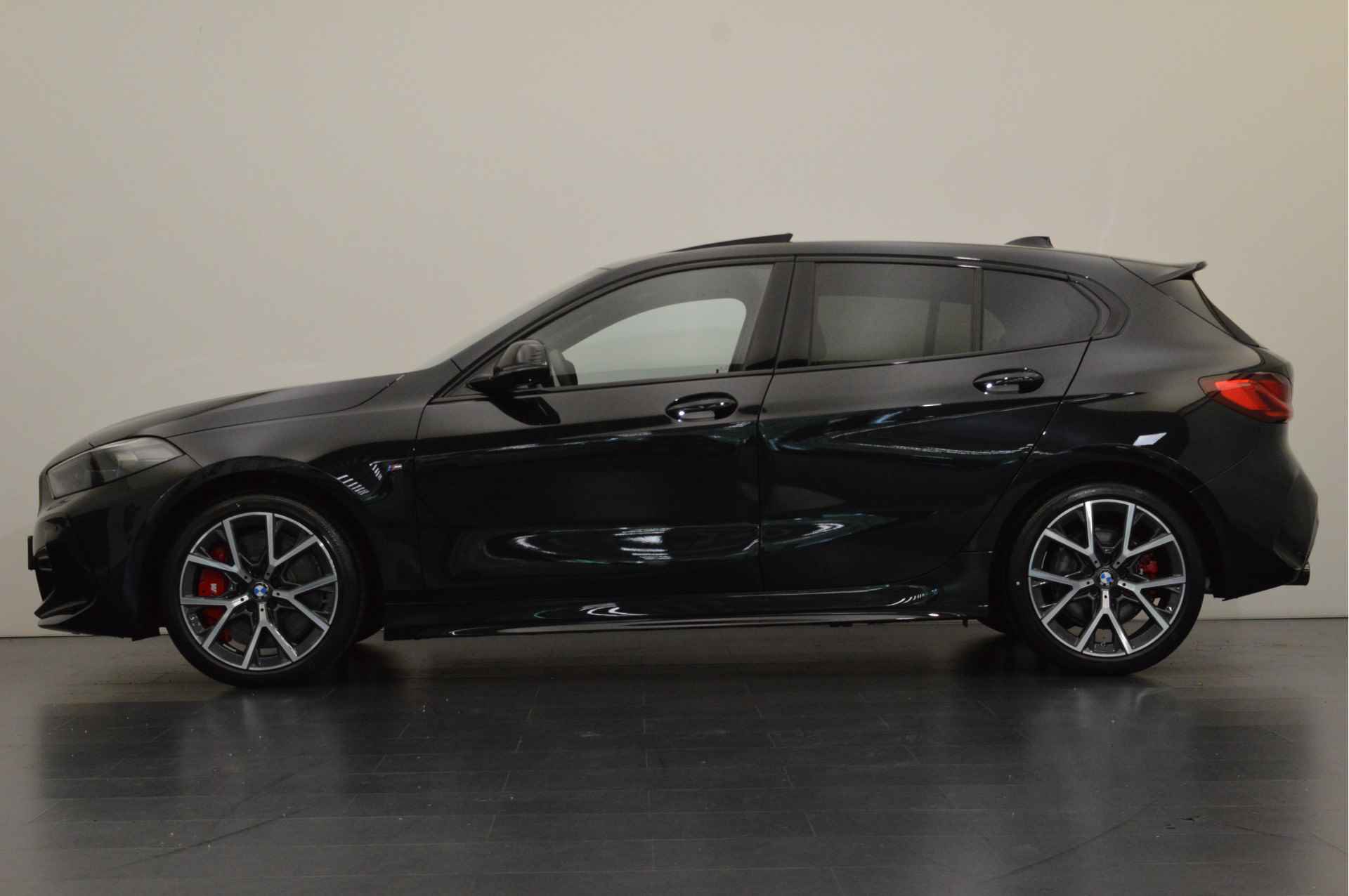 BMW 1-serie 118i High Executive M Sport Automaat / Panoramadak / Sportstoelen / Stoelverwarming / Parking Assistant / Harman Kardon / Live Cockpit Professional / Cruise Control - 3/23