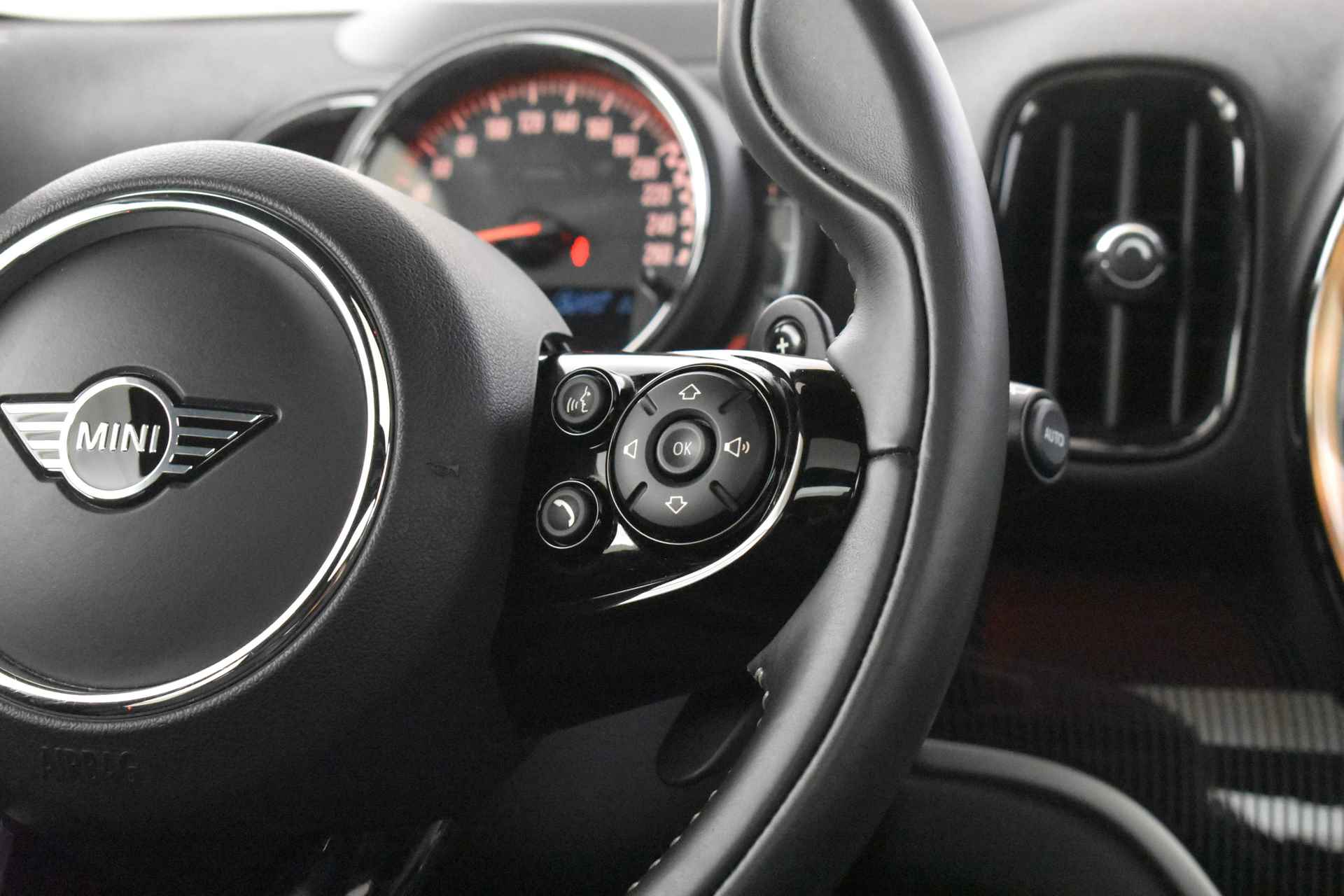 MINI Countryman JCW ALL4 Chili Automaat / Panoramadak / Achteruitrijcamera / Comfort Access / LED / Apple CarPlay / Park Assistant / Stoelverwarming - 19/50