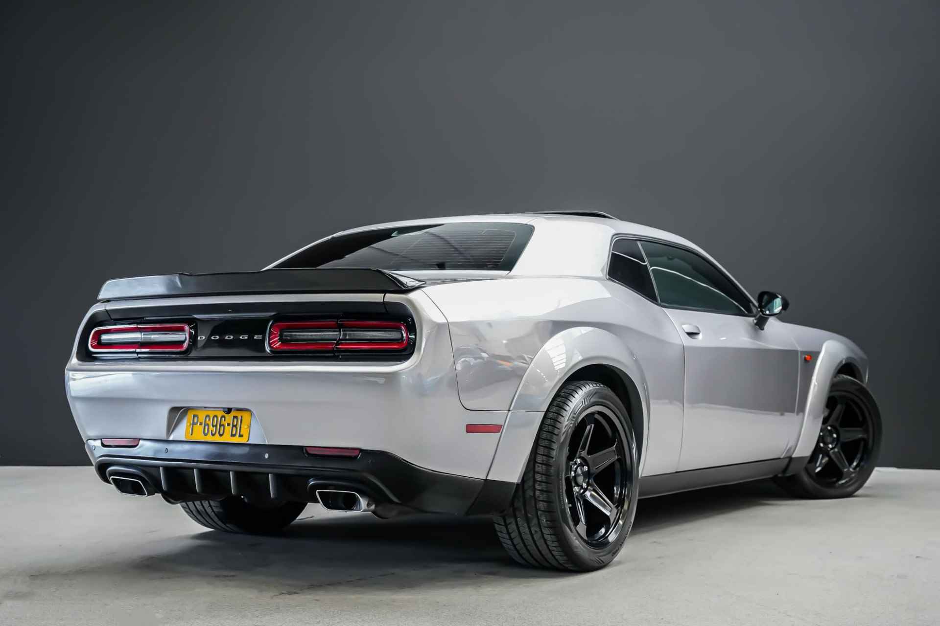 Dodge Challenger 5.7 377pk V8 Hemi AUTOMAAT |schuif kanteldak|Apple Carplay|JLT lucht inlaat|20" SRT|cruise control|stoelverwarming|LED-dagrijverlichting| - 2/39