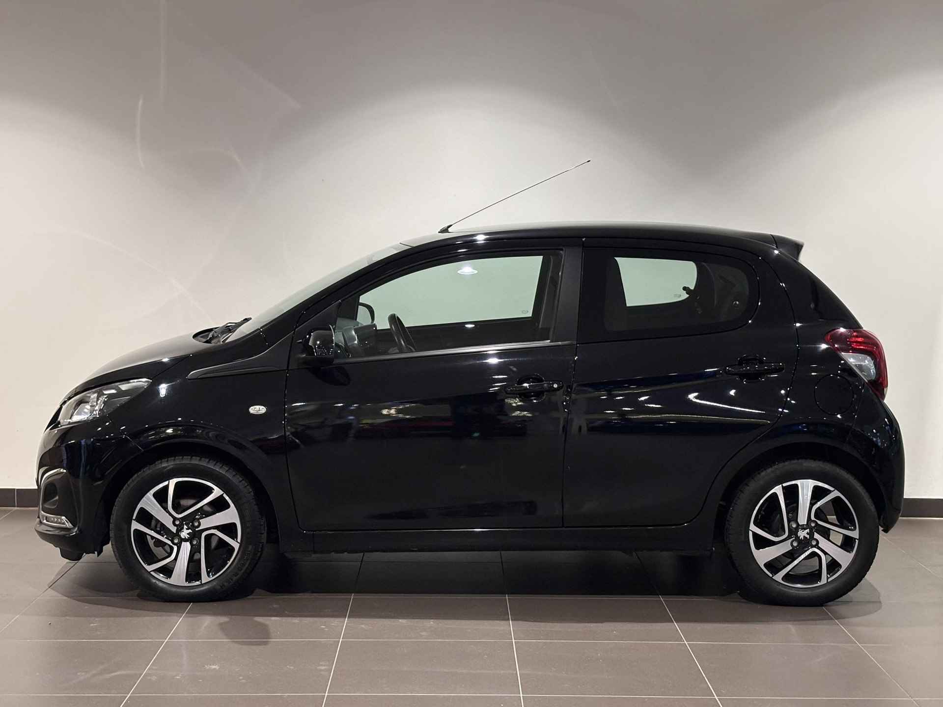 Peugeot 108 5-deurs Allure 1.0 e-VTi 72pk ETG AUTOMAAT | LAGE KM-STAND! | KEYLESS ENTRY | CAMERA | APPLE CARPLAY / ANDROID AUTO | DAB+ - 10/65