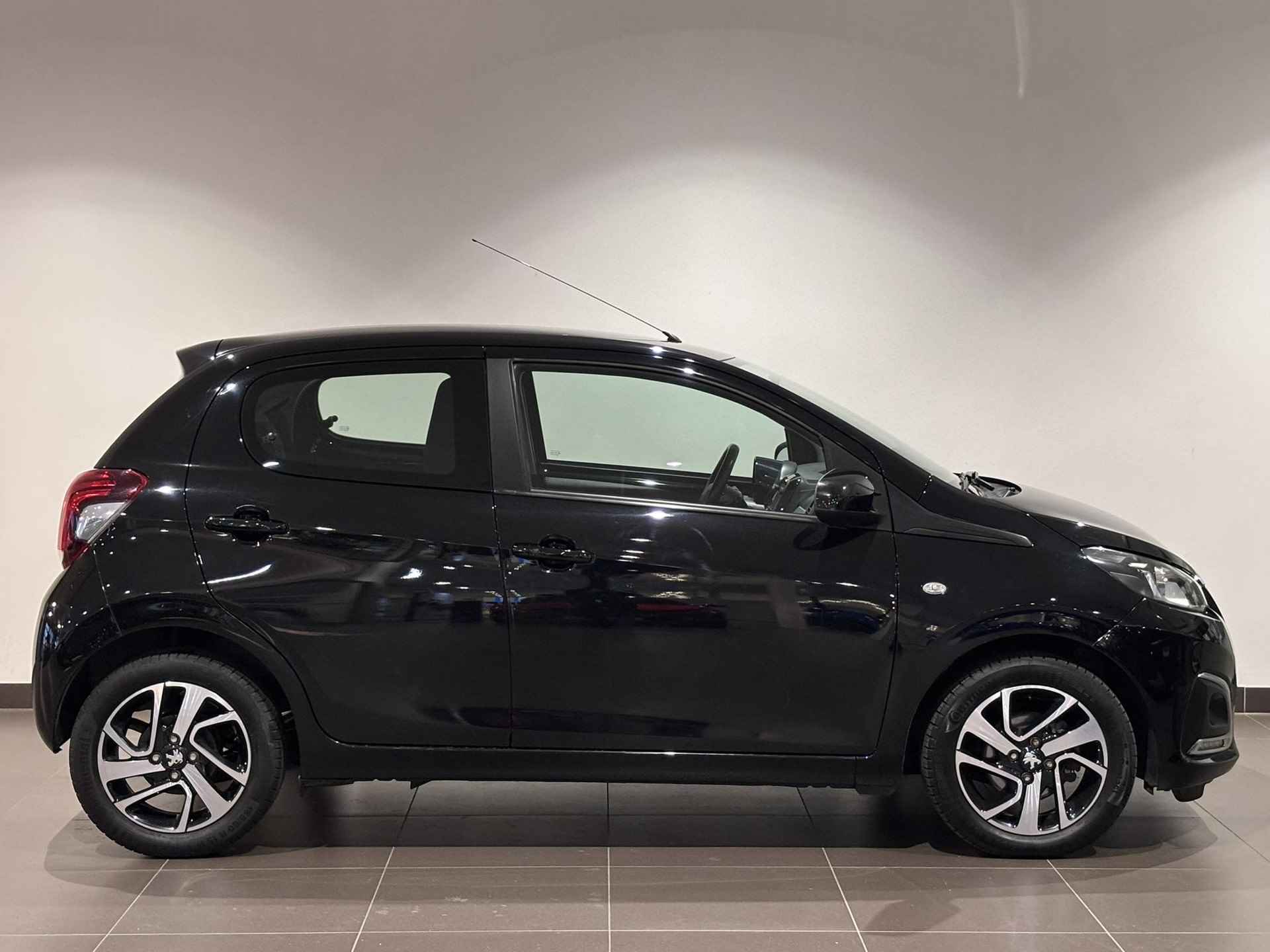 Peugeot 108 5-deurs Allure 1.0 e-VTi 72pk ETG AUTOMAAT | LAGE KM-STAND! | KEYLESS ENTRY | CAMERA | APPLE CARPLAY / ANDROID AUTO | DAB+ - 11/65