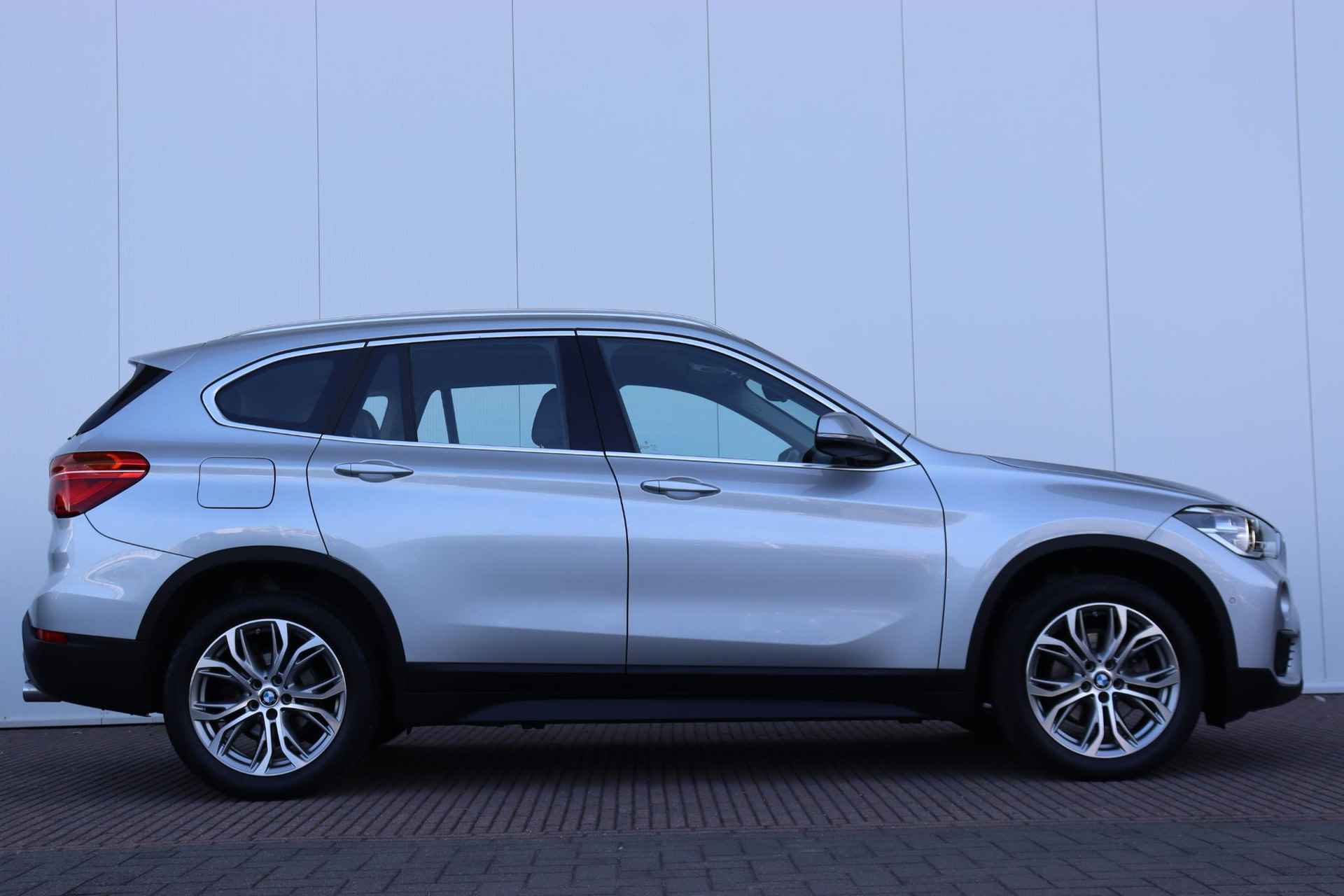 BMW X1 sDrive18d High Executive / Harman Kardon / Achteruitrijcamera / Head Up Display / - 3/27