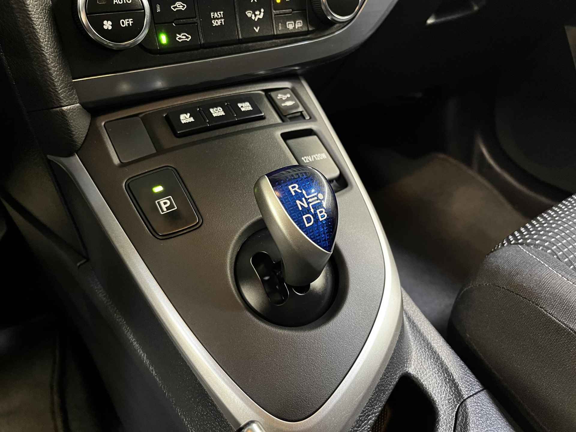 Toyota Auris Touring Sports 1.8 Hybrid Lease+ | Parkeersensoren | Camera | Trekhaak | - 28/38