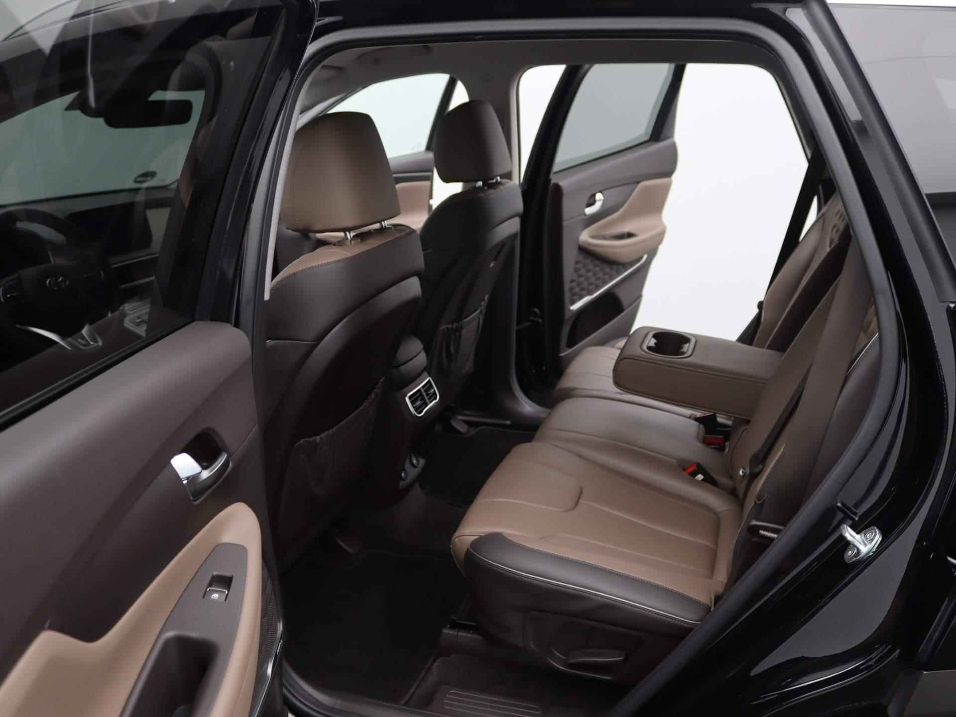 Hyundai Santa Fe 1.6 T-GDI PHEV Comfort Smart Automaat | Airco | Navigatie | Achteruitrijcamera | Cruise Control | Lederen Bekleding | Trekhaak - 13/47