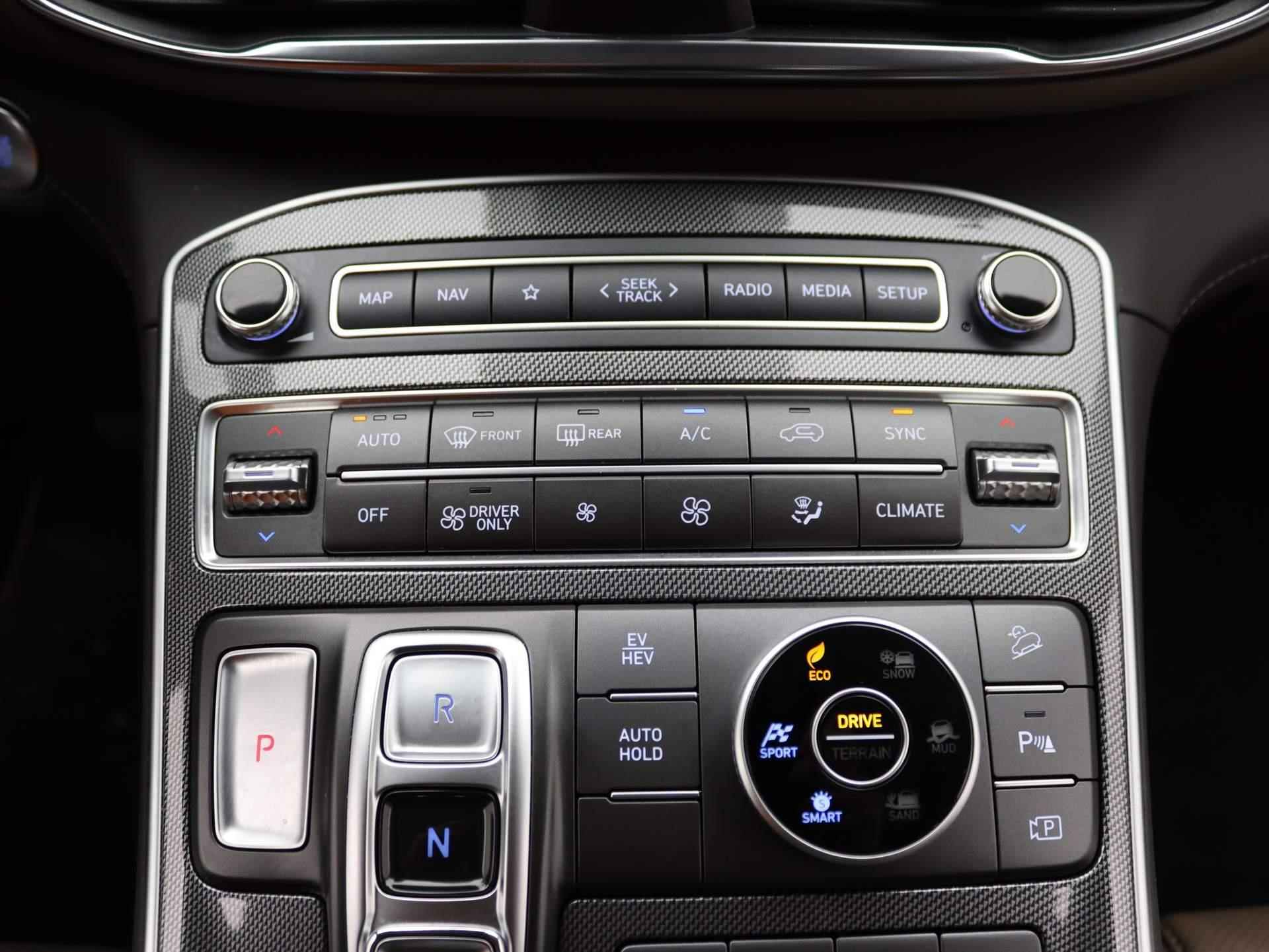 Hyundai Santa Fe 1.6 T-GDI PHEV Comfort Smart Automaat | Airco | Navigatie | Achteruitrijcamera | Cruise Control | Lederen Bekleding | Trekhaak - 18/47