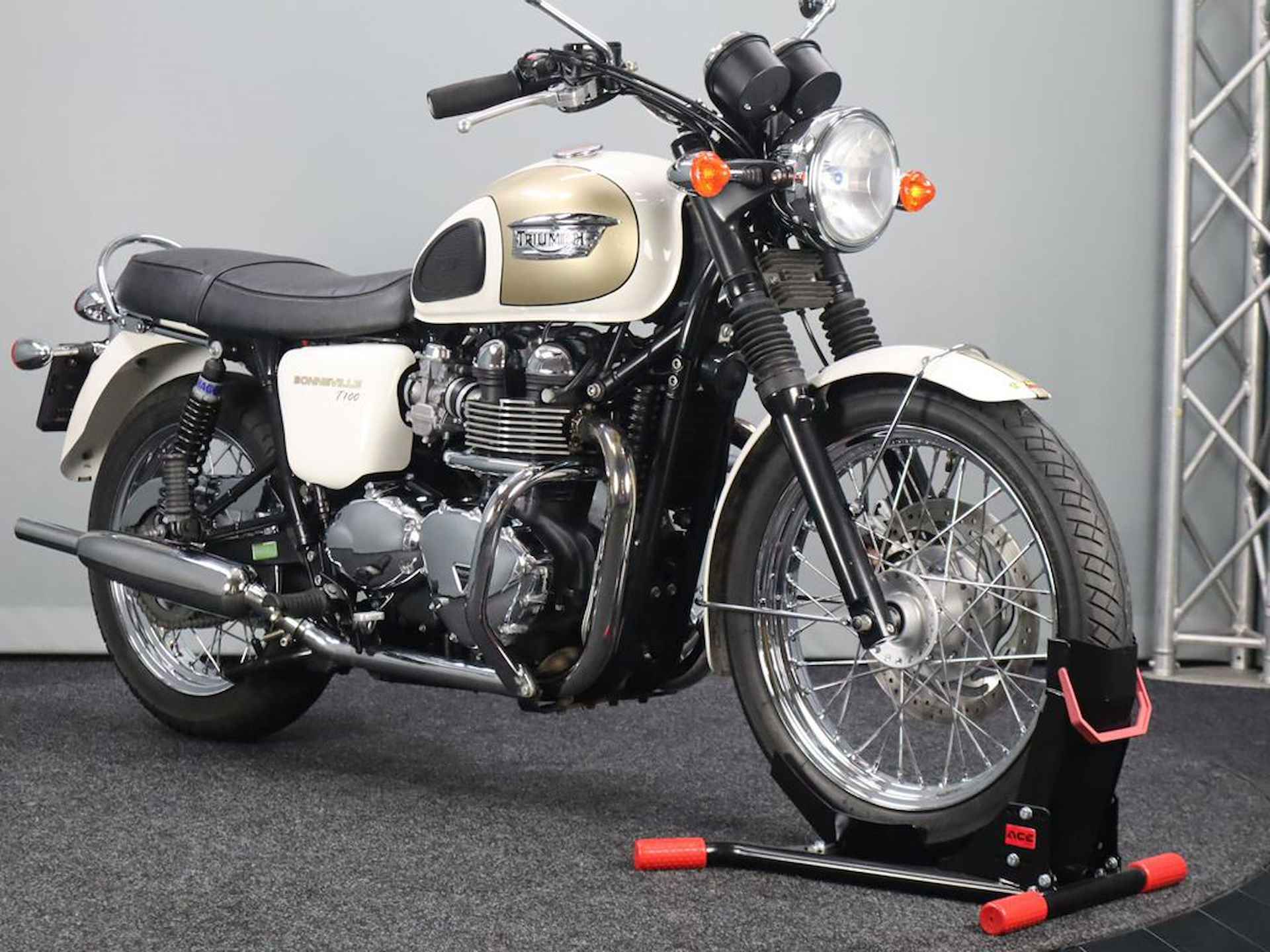 Triumph BONNEVILLE T100 - 3/12