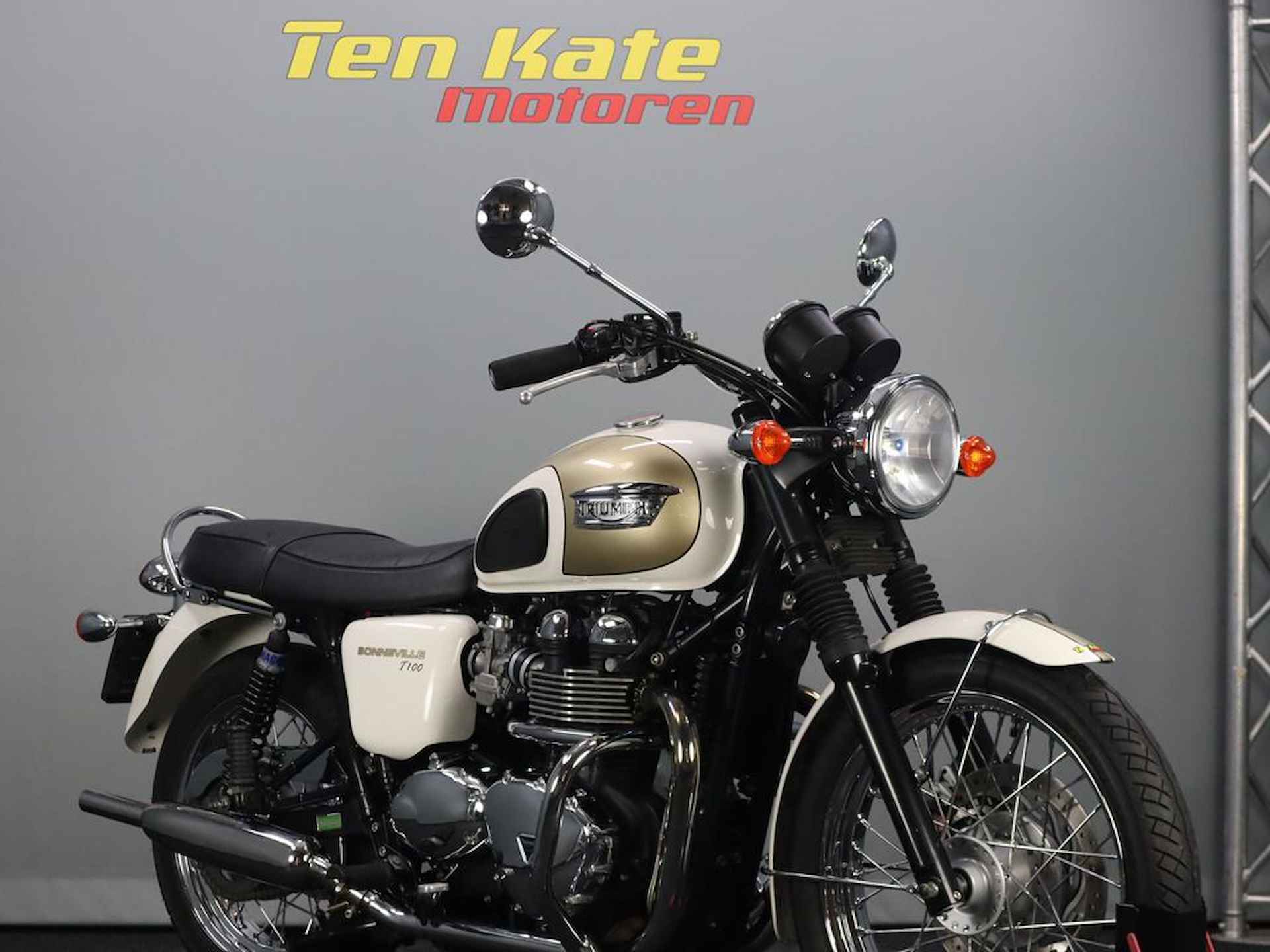 Triumph BONNEVILLE T100 - 4/12