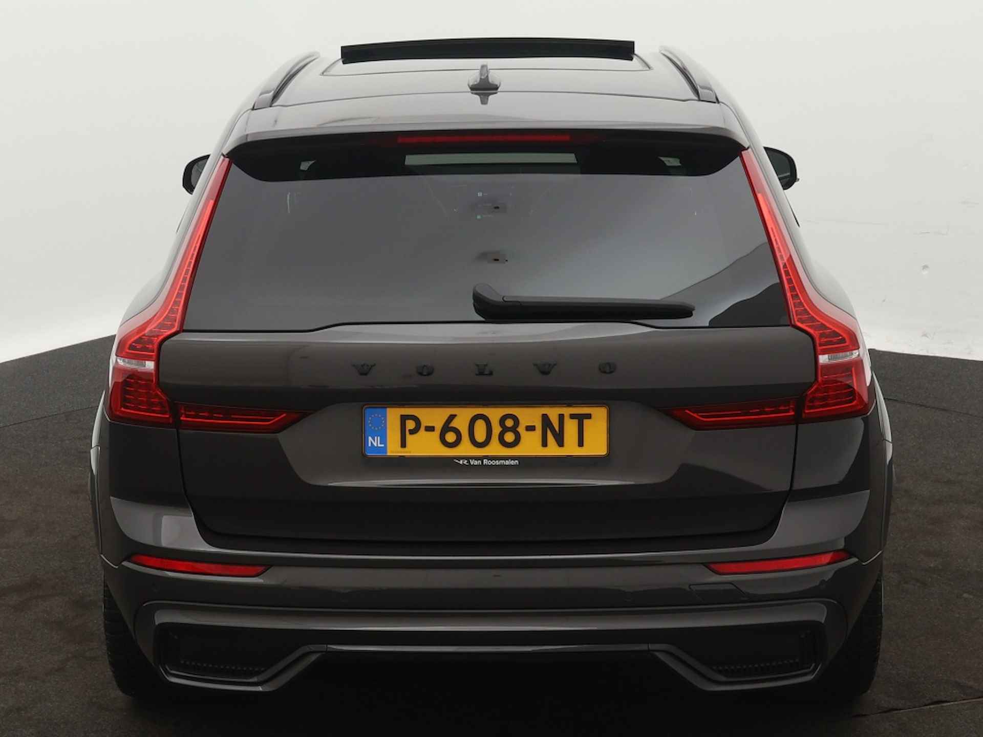 Volvo XC60 2.0 T6 AWD R-Design - 9/47