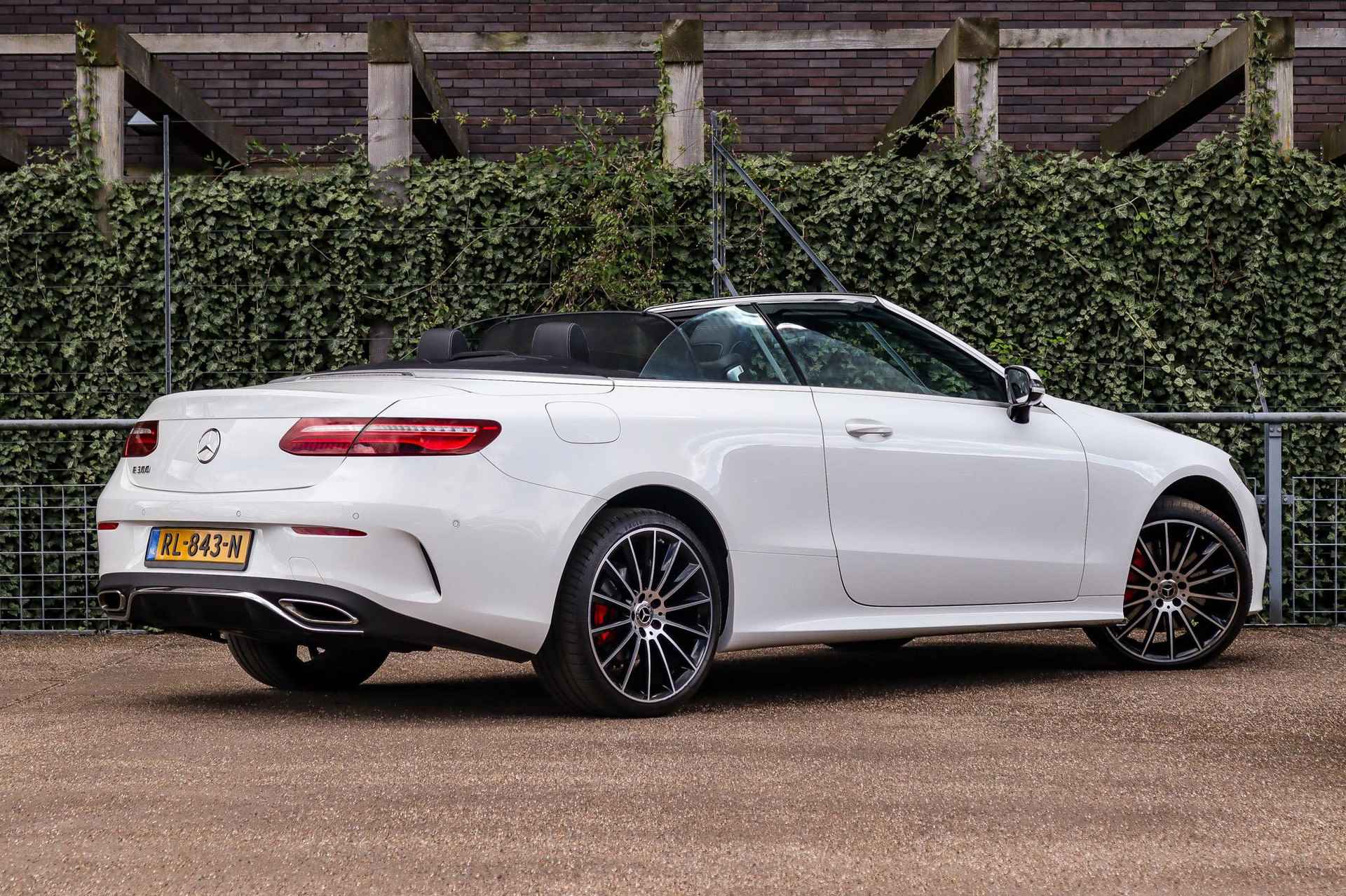 Mercedes-Benz E-klasse E 300 Cabriolet Automaat AMG Line | Technology Pakket | Business Pakket | Air Body Control | Head-Up | Comand Online | Airscarf | 360° Camera - 2/41