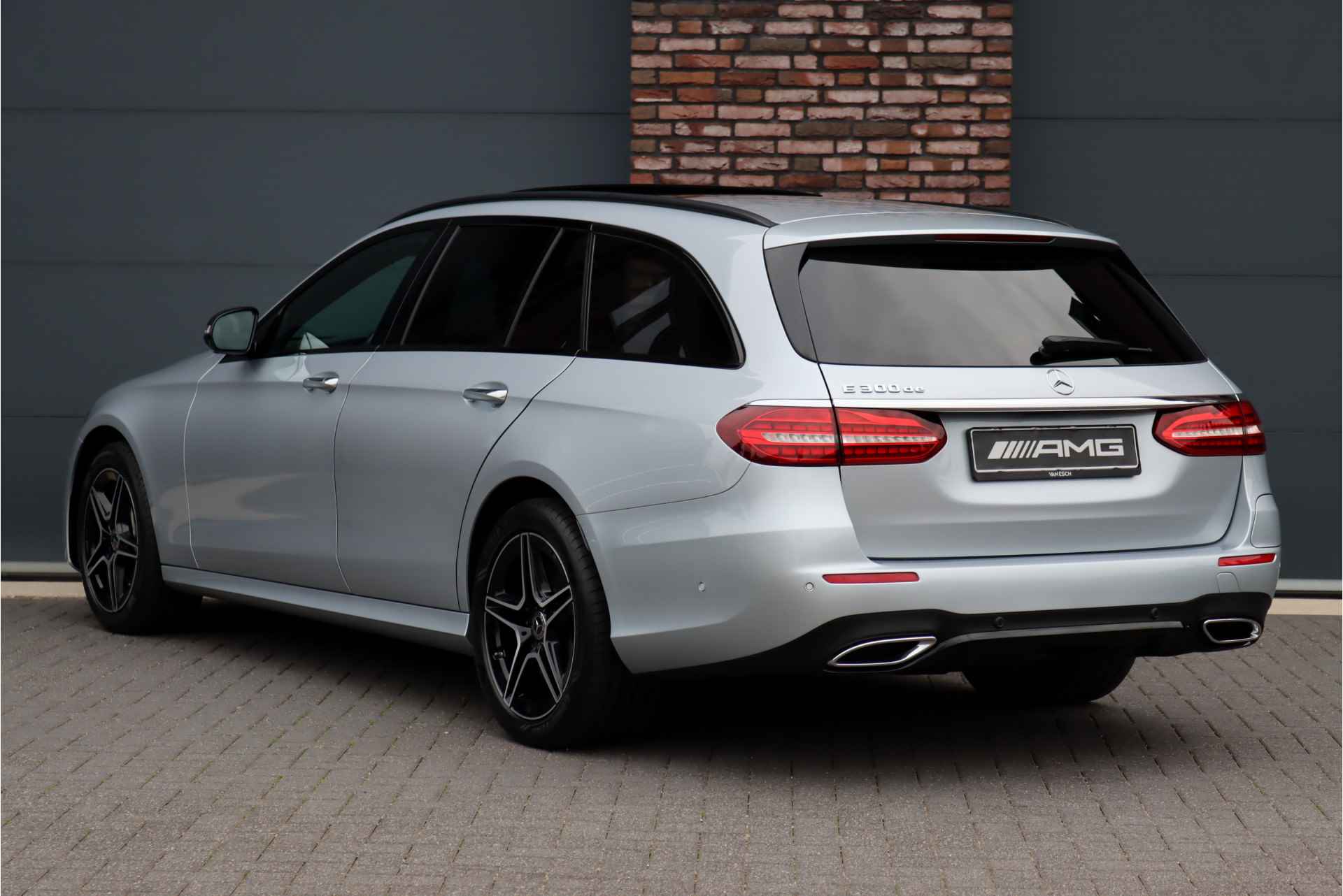 Mercedes-Benz E-Klasse Estate 300 de Premium+ AMG Line Aut9 | Panoramadak | Distronic+ | Trekhaak | Burmester | Leder | Surround Camera | Keyless Go | Stoelverwarming | Rijassistentiepakket+ | Nightpakket | - 6/41