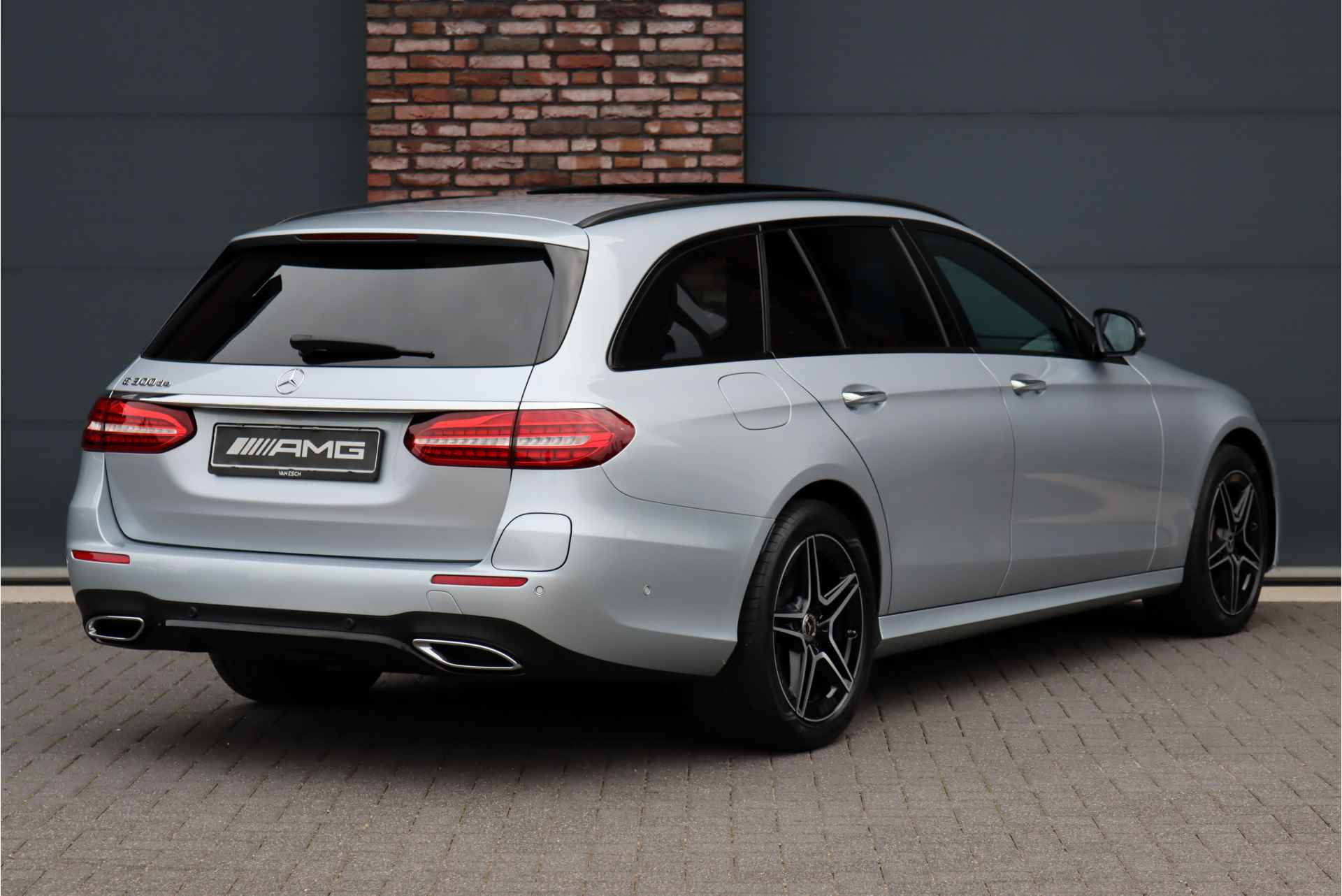 Mercedes-Benz E-Klasse Estate 300 de Premium+ AMG Line Aut9 | Panoramadak | Distronic+ | Trekhaak | Burmester | Leder | Surround Camera | Keyless Go | Stoelverwarming | Rijassistentiepakket+ | Nightpakket | - 8/41