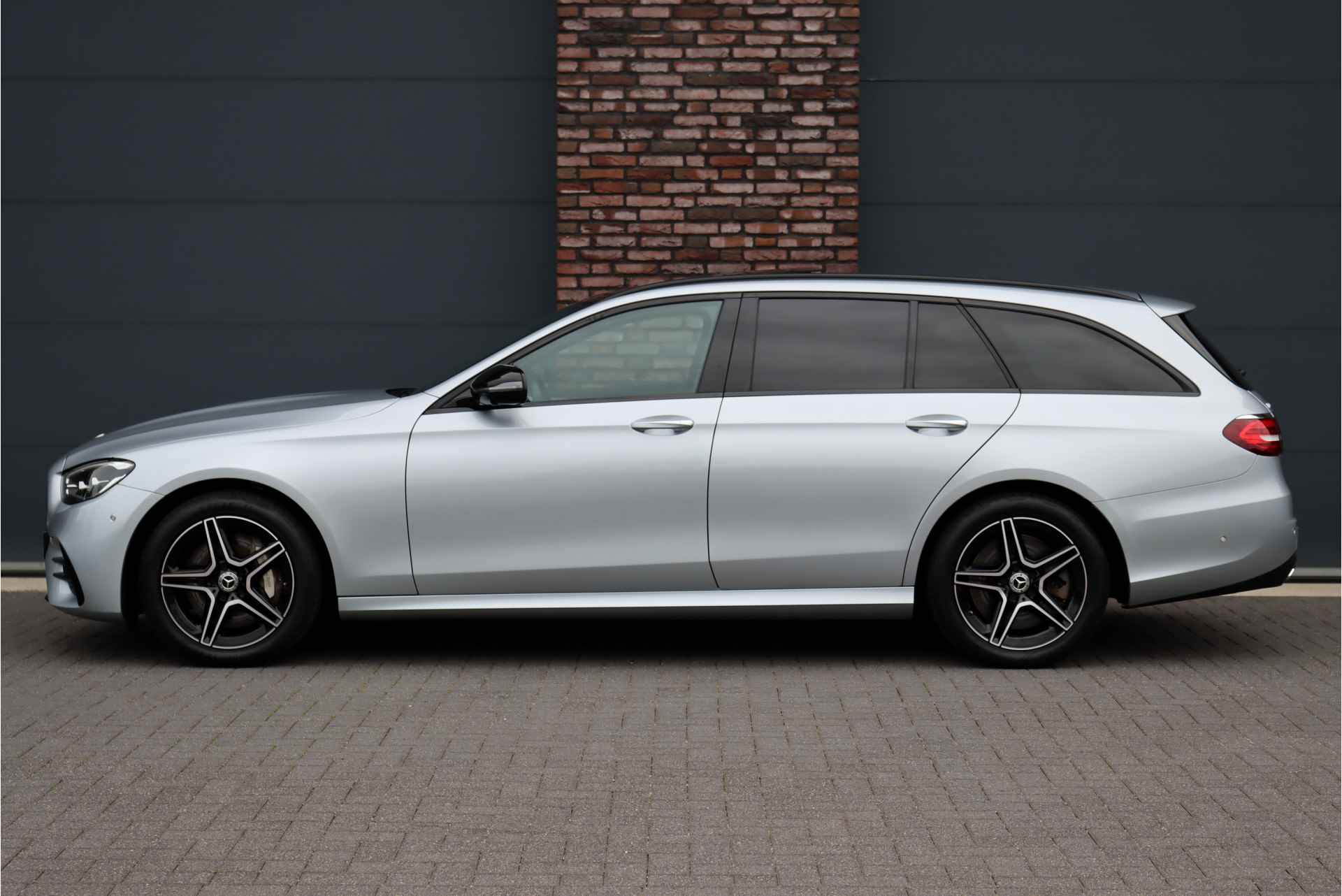 Mercedes-Benz E-Klasse Estate 300 de Premium+ AMG Line Aut9 | Panoramadak | Distronic+ | Trekhaak | Burmester | Leder | Surround Camera | Keyless Go | Stoelverwarming | Rijassistentiepakket+ | Nightpakket | - 10/41