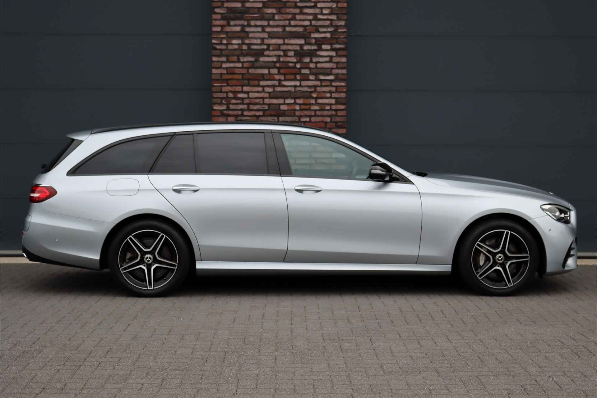 Mercedes-Benz E-Klasse Estate 300 de Premium+ AMG Line Aut9 | Panoramadak | Distronic+ | Trekhaak | Burmester | Leder | Surround Camera | Keyless Go | Stoelverwarming | Rijassistentiepakket+ | Nightpakket | - 12/41